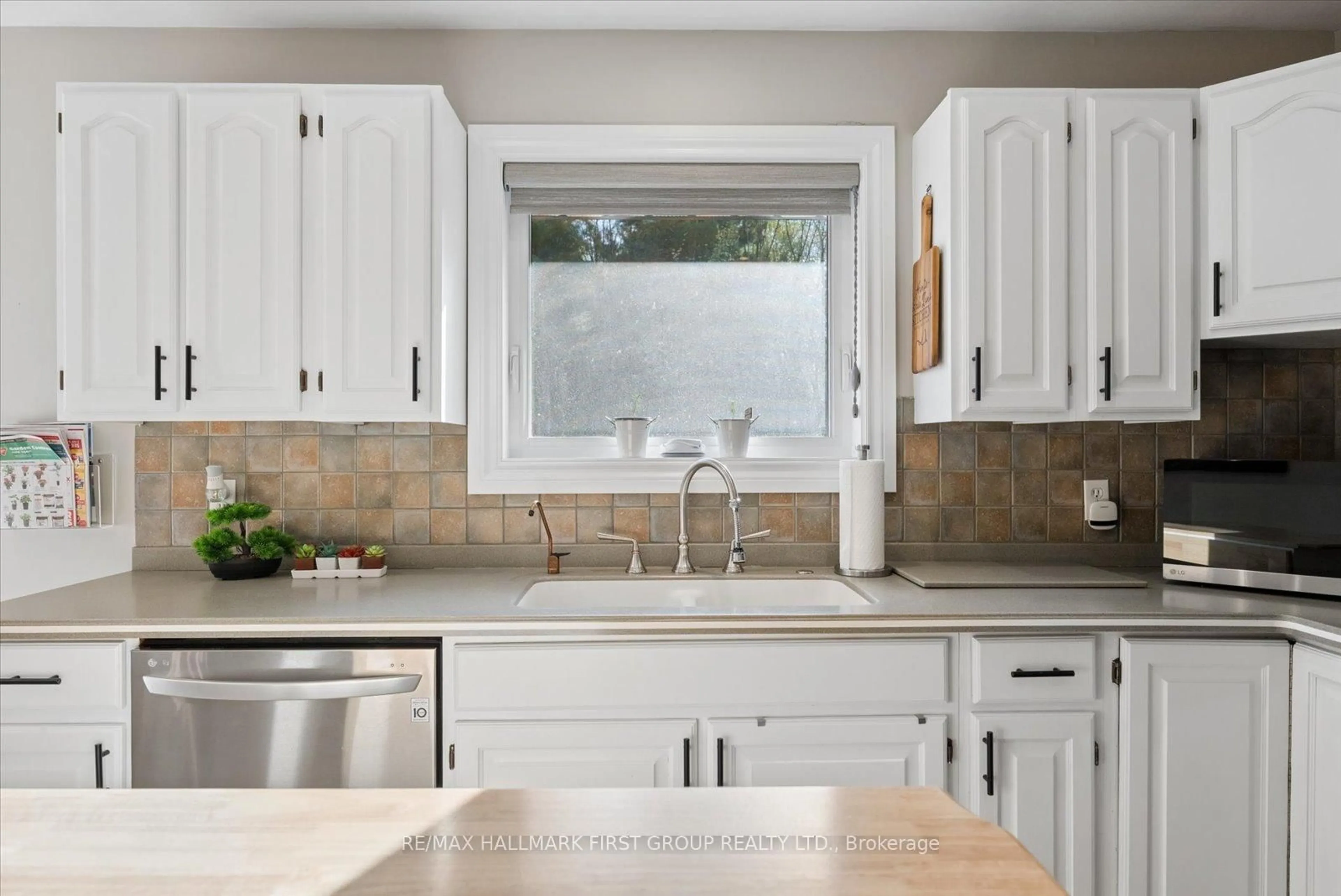 Contemporary kitchen, ceramic/tile floor for 2720 Castle Hill Dr, Hamilton Township Ontario K9A 0M3