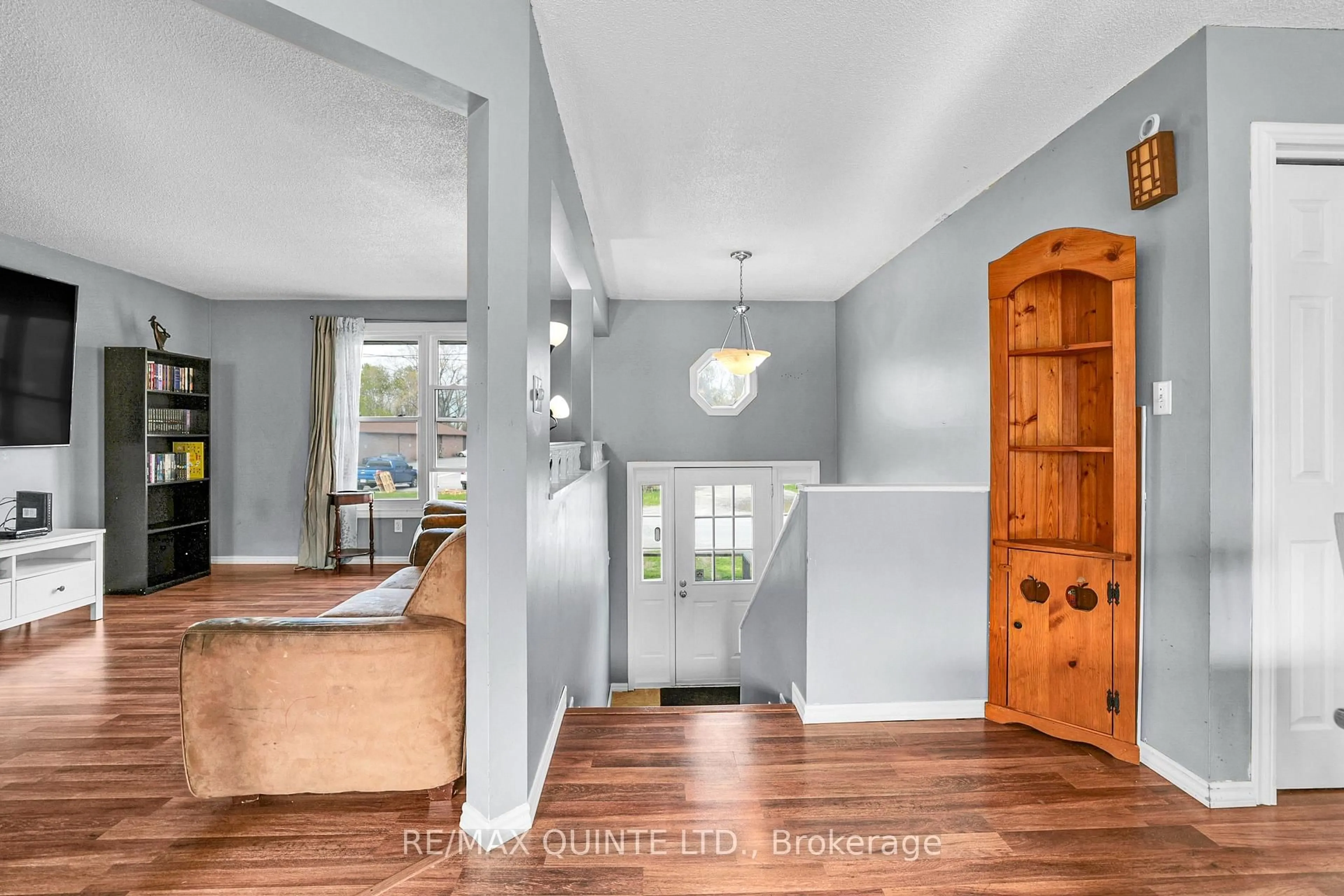 Indoor entryway for 62 Dufferin Ave, Quinte West Ontario K8V 5C9