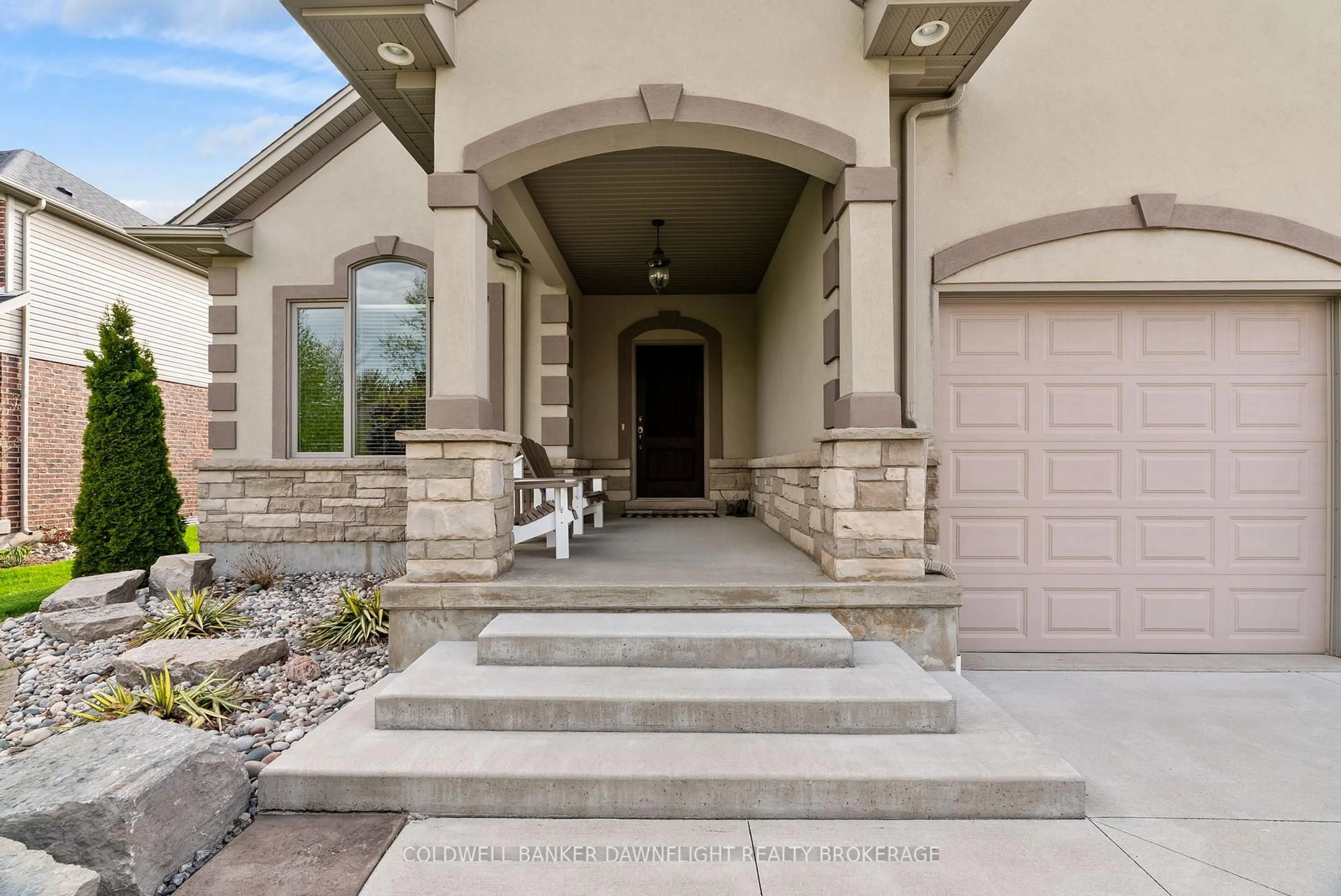 Indoor entryway for 61 Willowridge Rd, Middlesex Centre Ontario N0M 2A0
