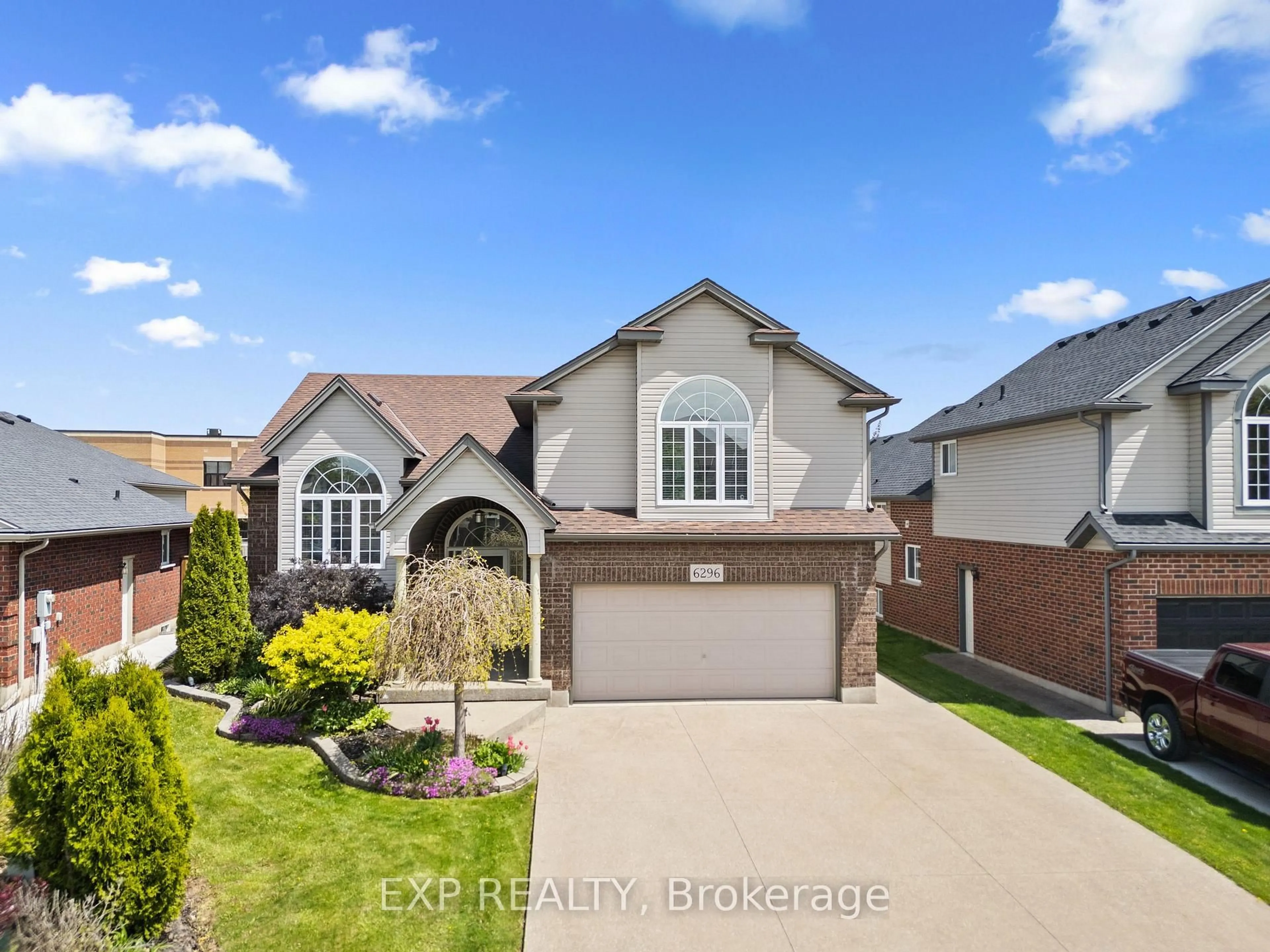 A pic from outside/outdoor area/front of a property/back of a property/a pic from drone, street for 6296 Parkside Rd, Niagara Falls Ontario L2H 0B2