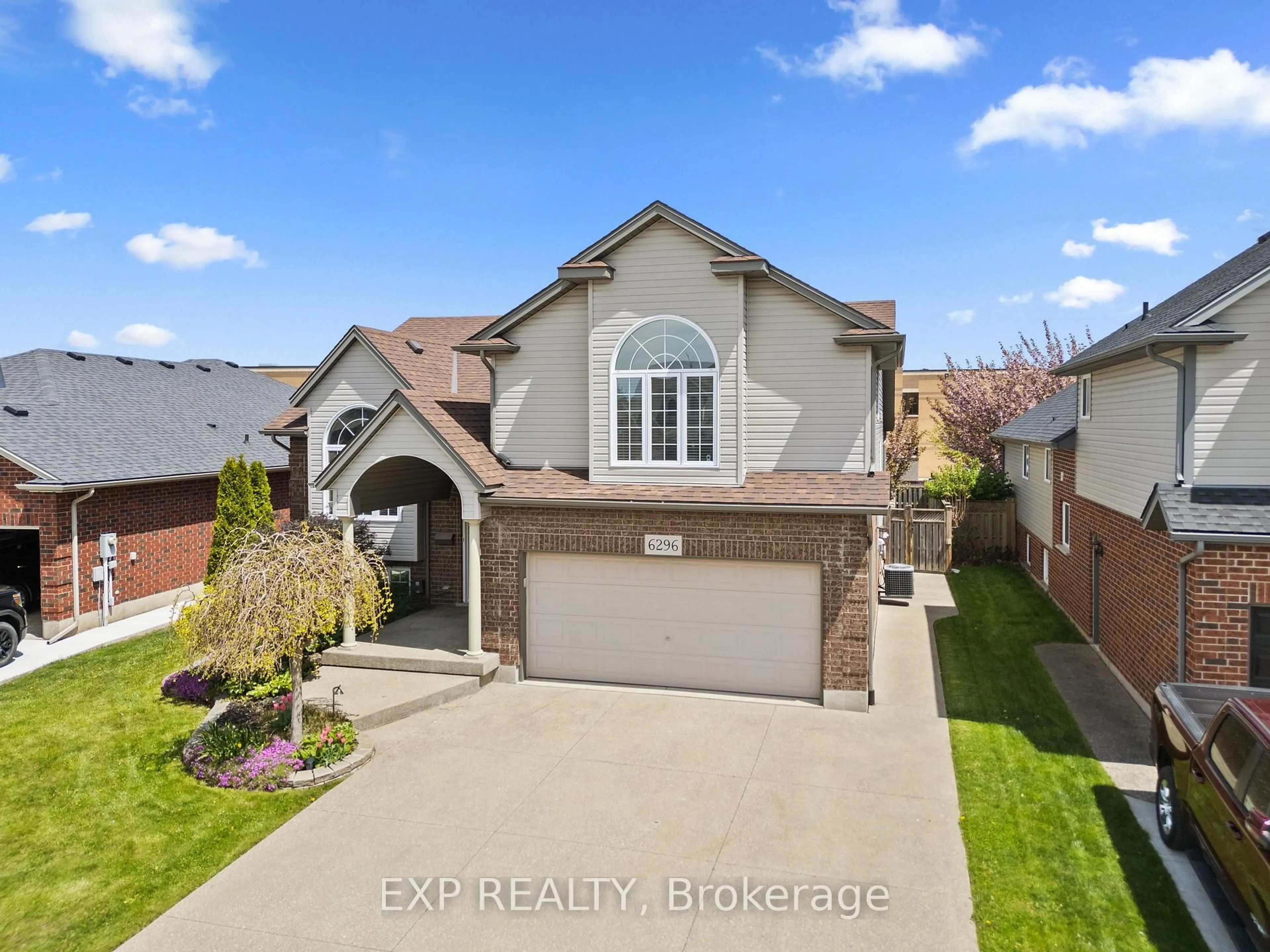 A pic from outside/outdoor area/front of a property/back of a property/a pic from drone, street for 6296 Parkside Rd, Niagara Falls Ontario L2H 0B2