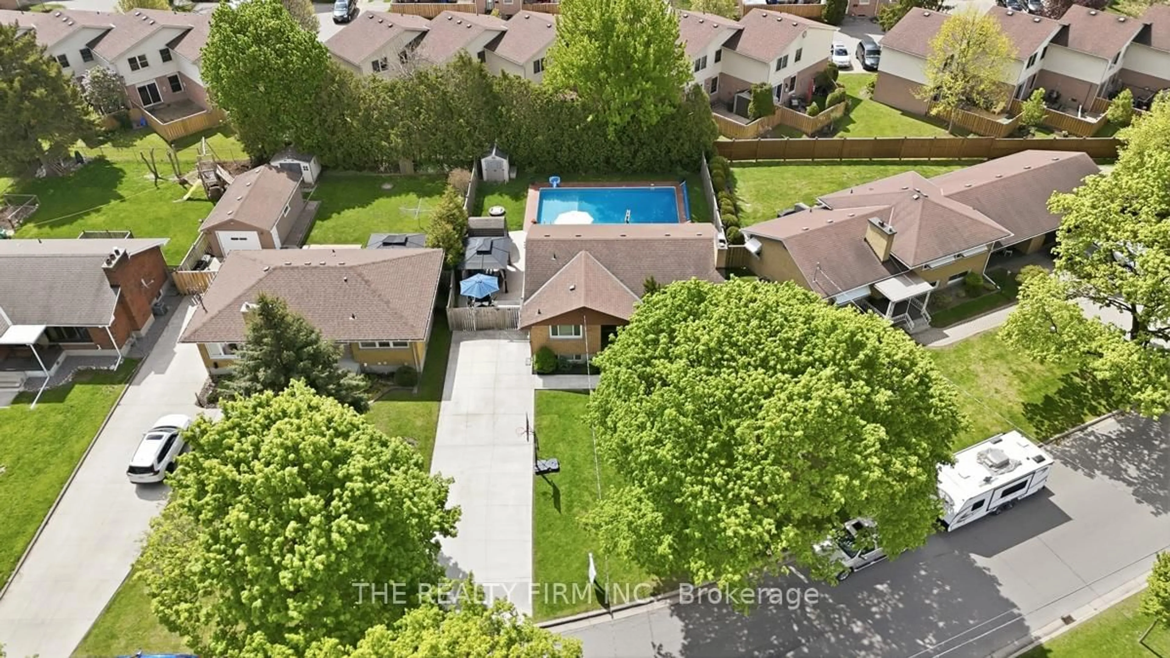 A pic from outside/outdoor area/front of a property/back of a property/a pic from drone, unknown for 1931 Royal Cres, London East Ontario N5V 1N6