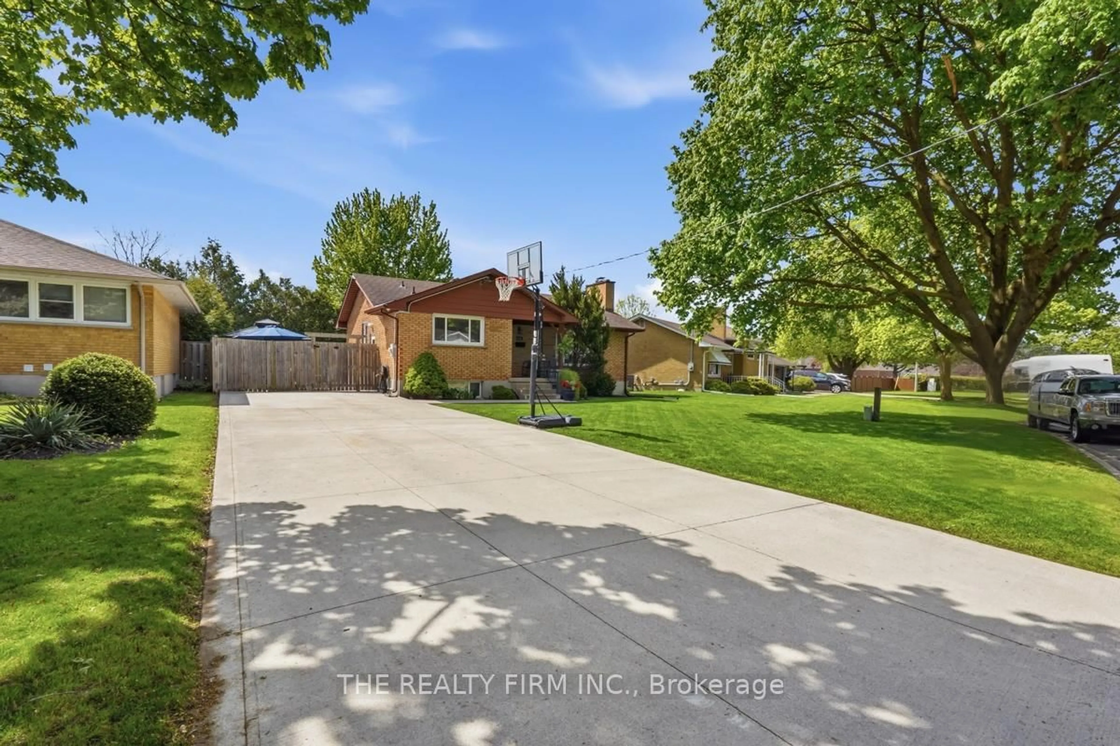 A pic from outside/outdoor area/front of a property/back of a property/a pic from drone, street for 1931 Royal Cres, London East Ontario N5V 1N6