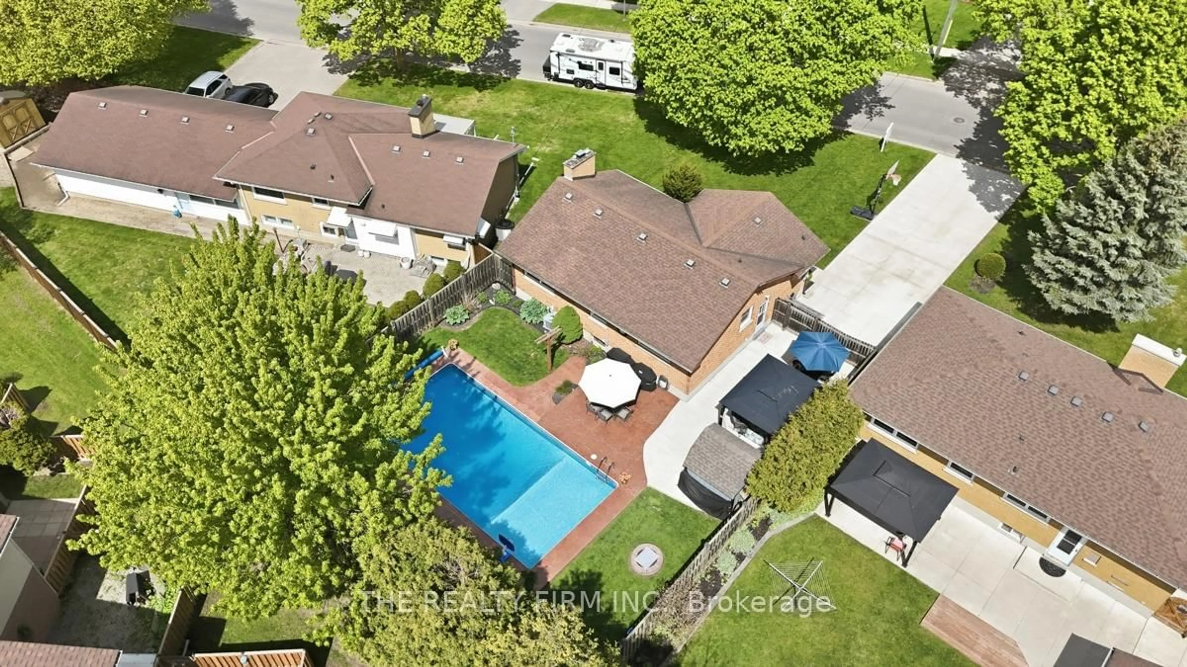 A pic from outside/outdoor area/front of a property/back of a property/a pic from drone, street for 1931 Royal Cres, London East Ontario N5V 1N6