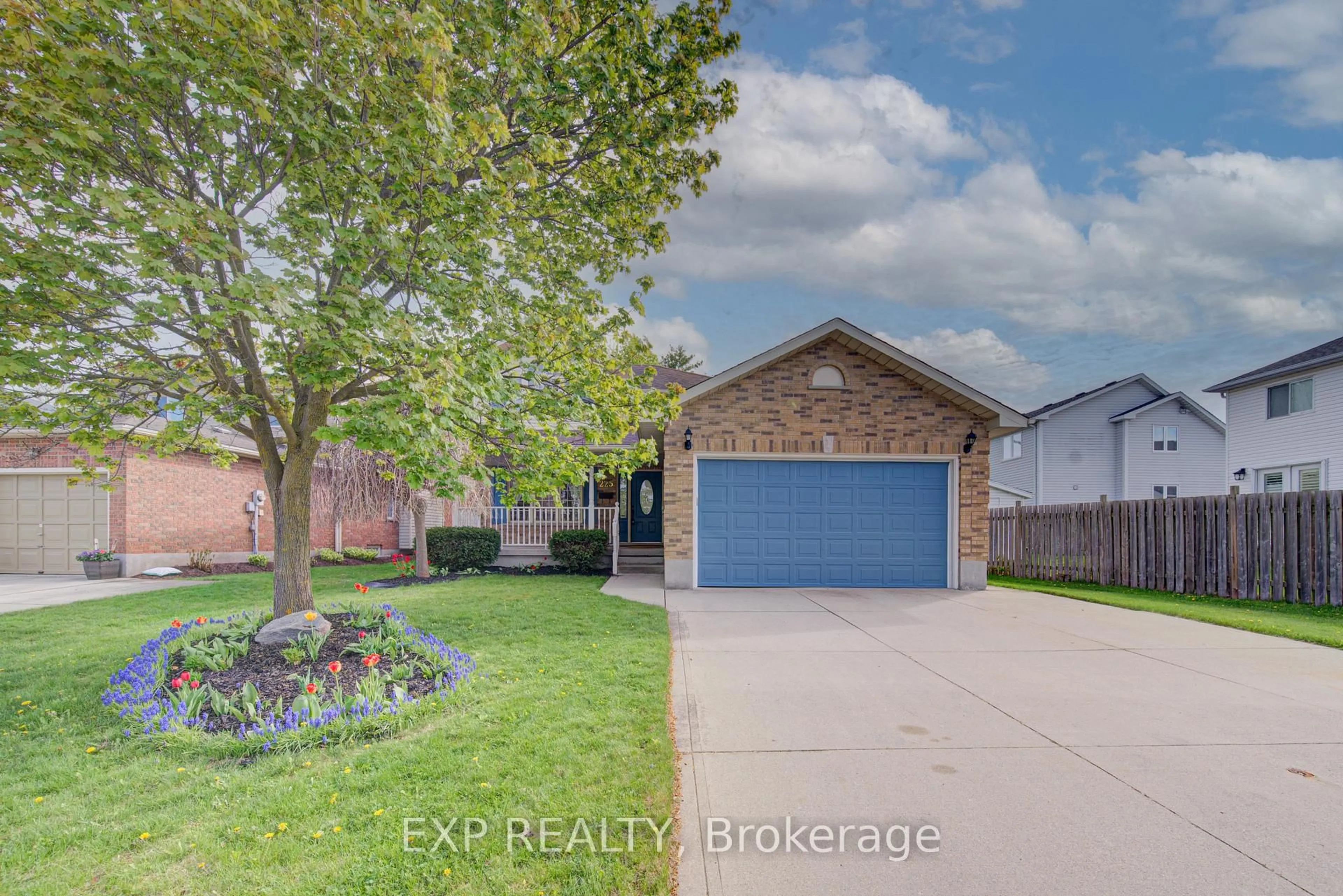 A pic from outside/outdoor area/front of a property/back of a property/a pic from drone, street for 225 Dartmoor Cres, Waterloo Ontario N2K 3S9