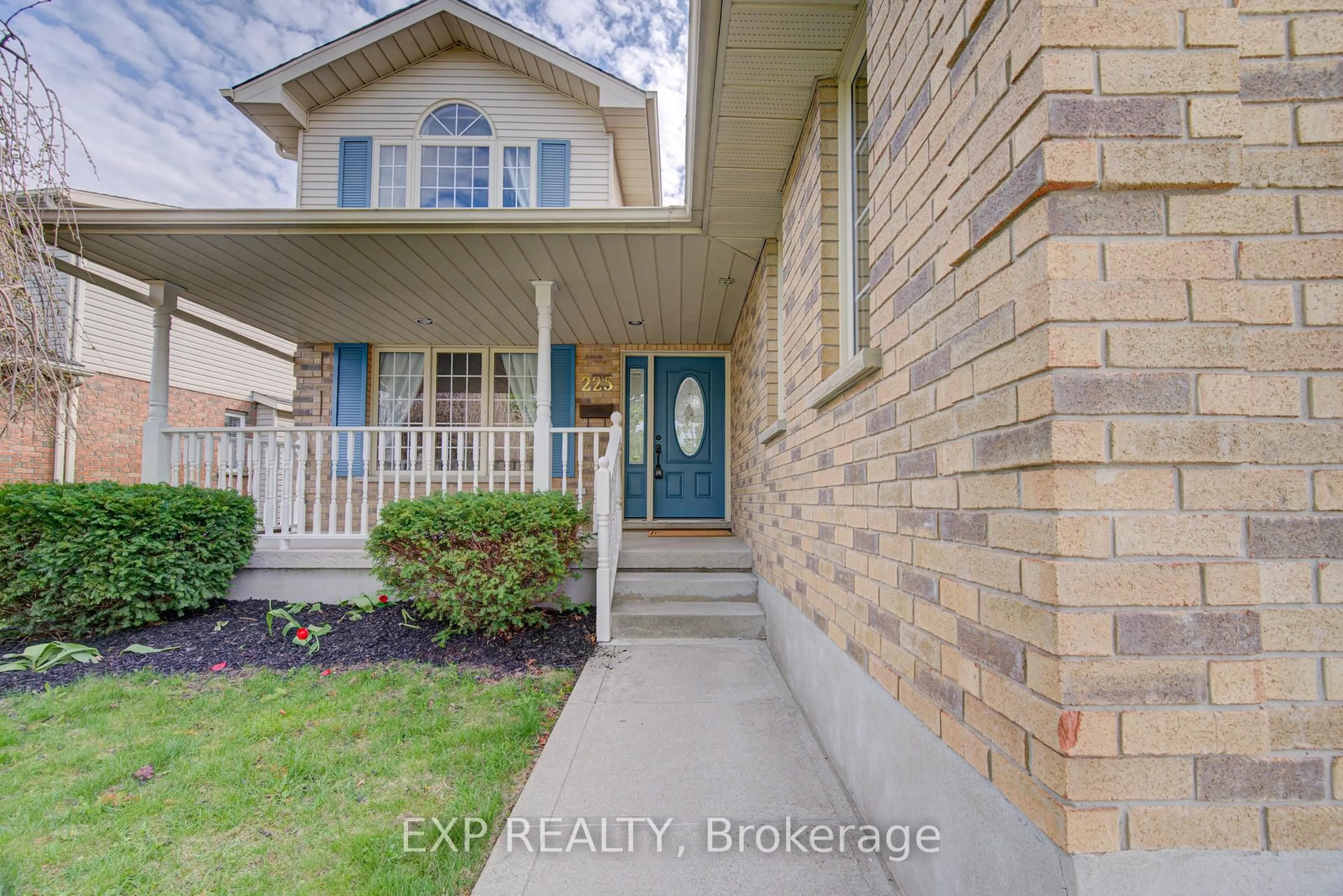 Indoor entryway for 225 Dartmoor Cres, Waterloo Ontario N2K 3S9