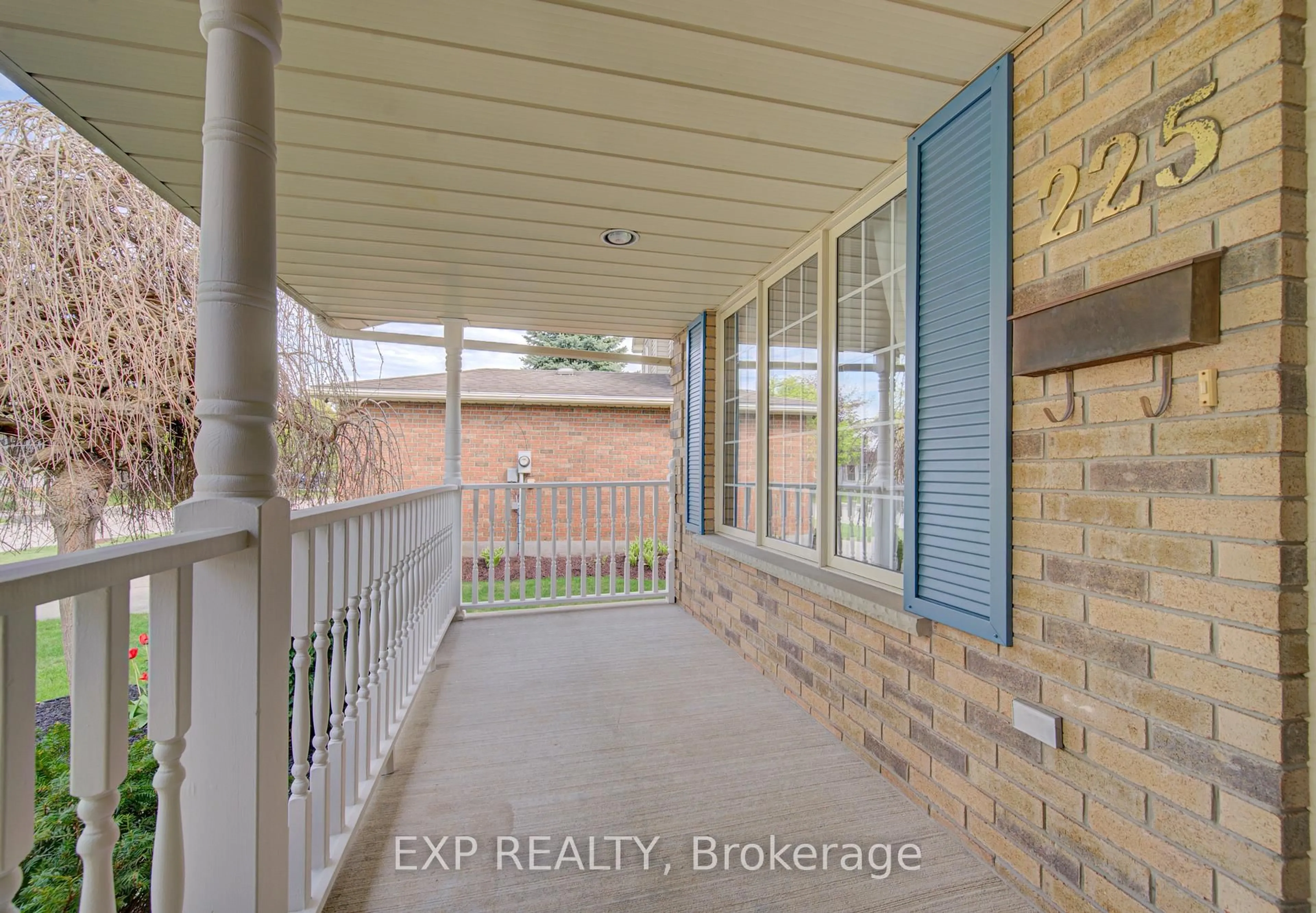 Indoor entryway for 225 Dartmoor Cres, Waterloo Ontario N2K 3S9