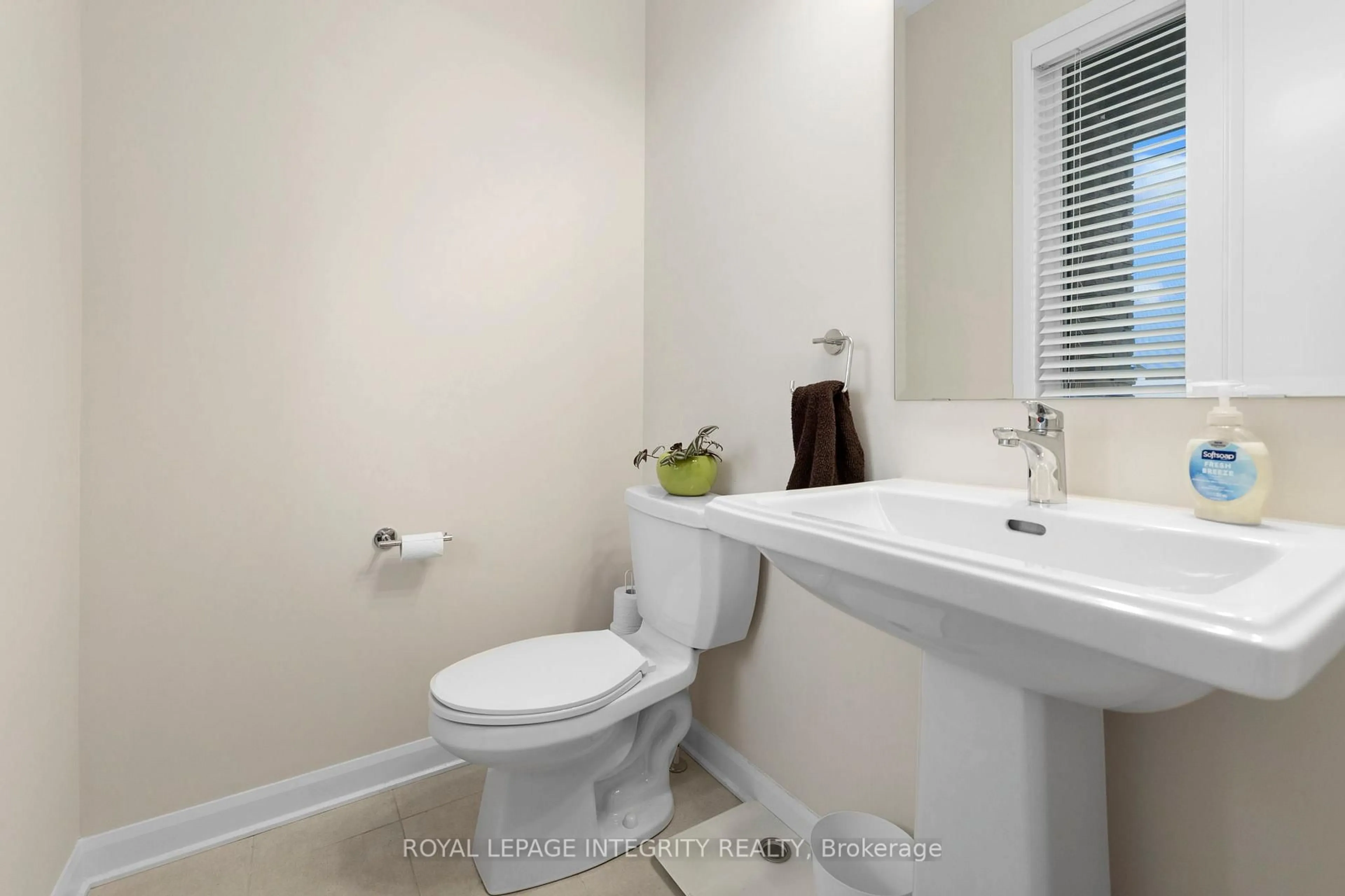 Standard bathroom, ceramic/tile floor for 142 Shallow Pond Pl, Ottawa Ontario K4A 5N9