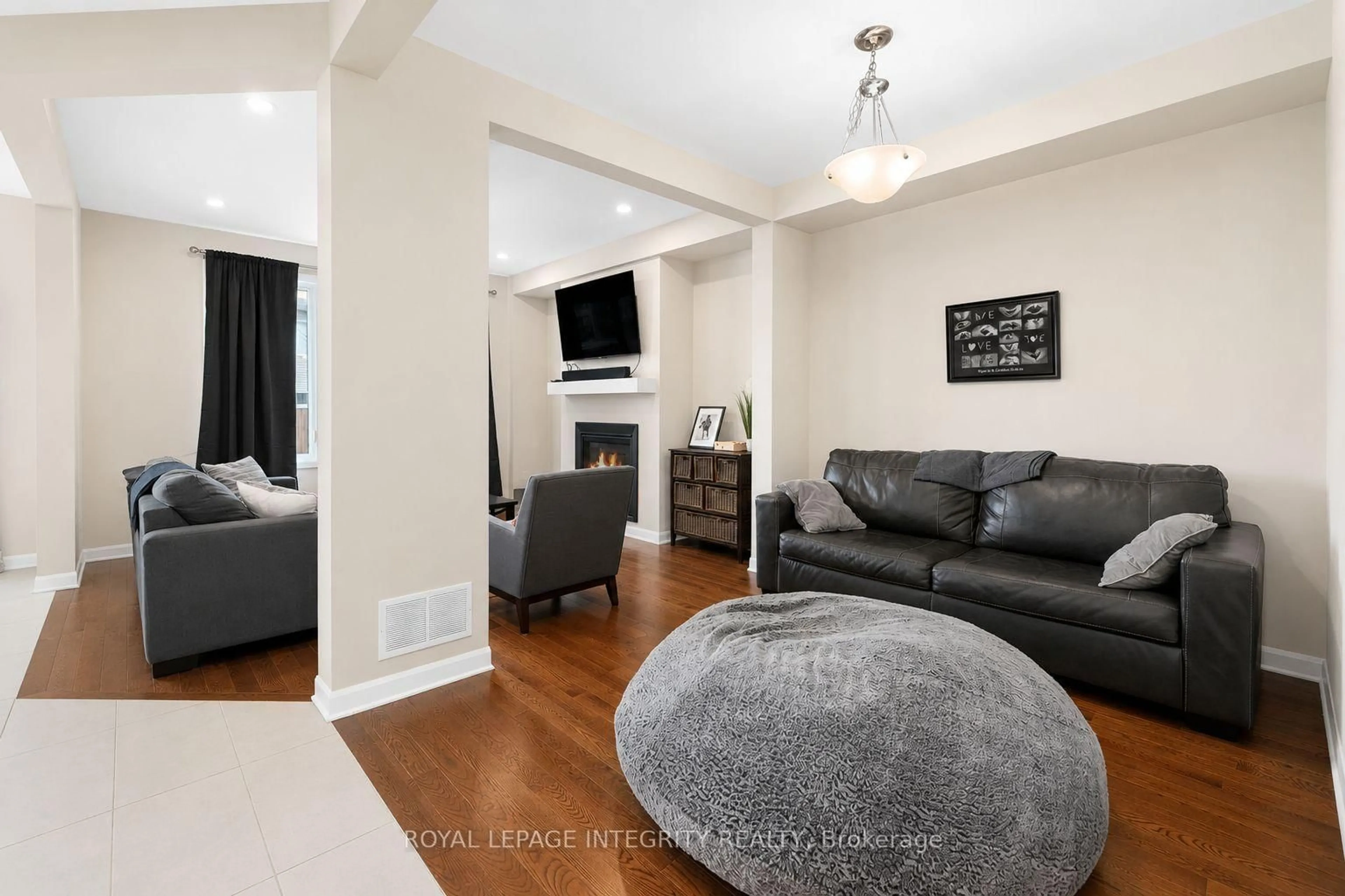 Living room with furniture, unknown for 142 Shallow Pond Pl, Ottawa Ontario K4A 5N9