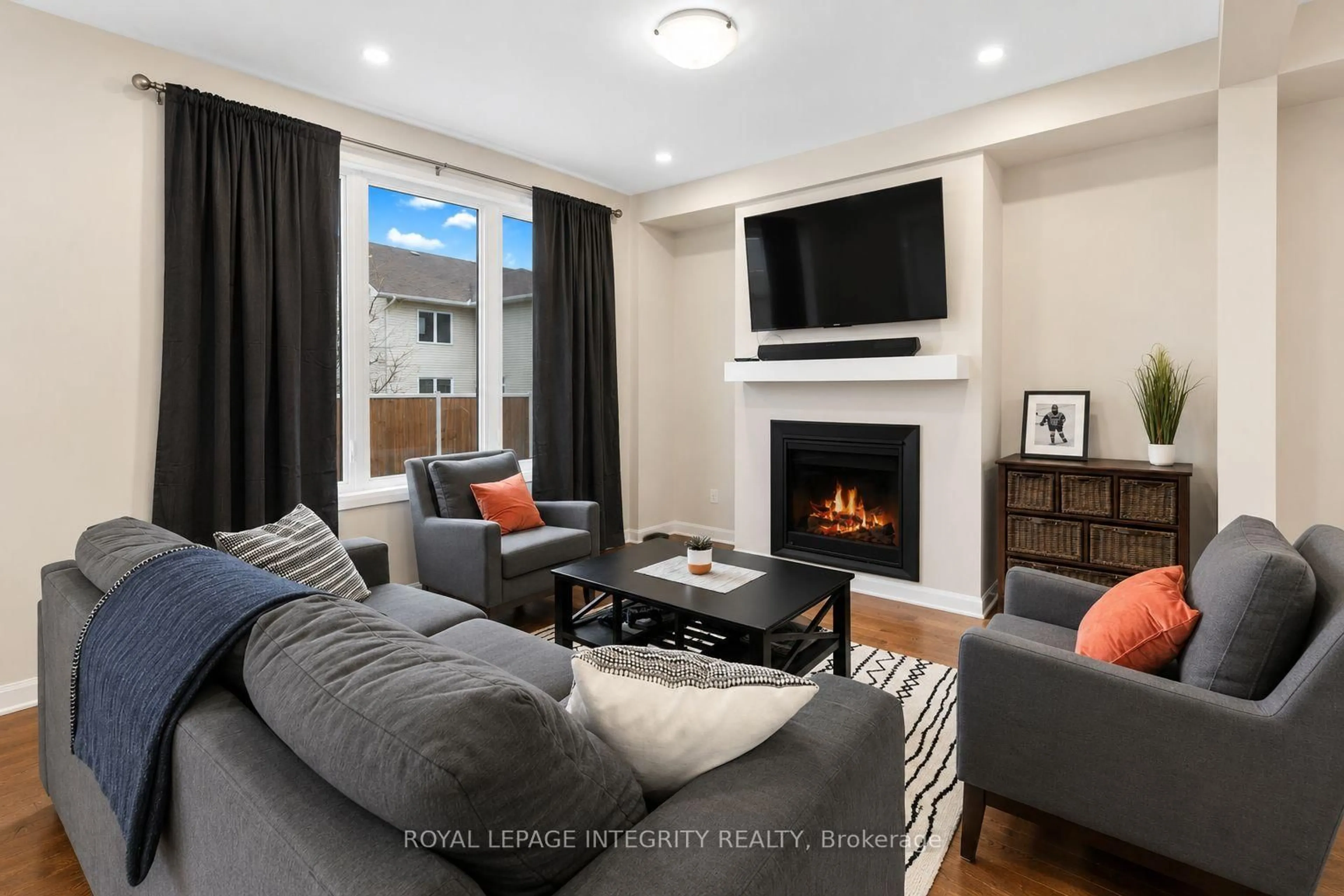 Living room with furniture, unknown for 142 Shallow Pond Pl, Ottawa Ontario K4A 5N9