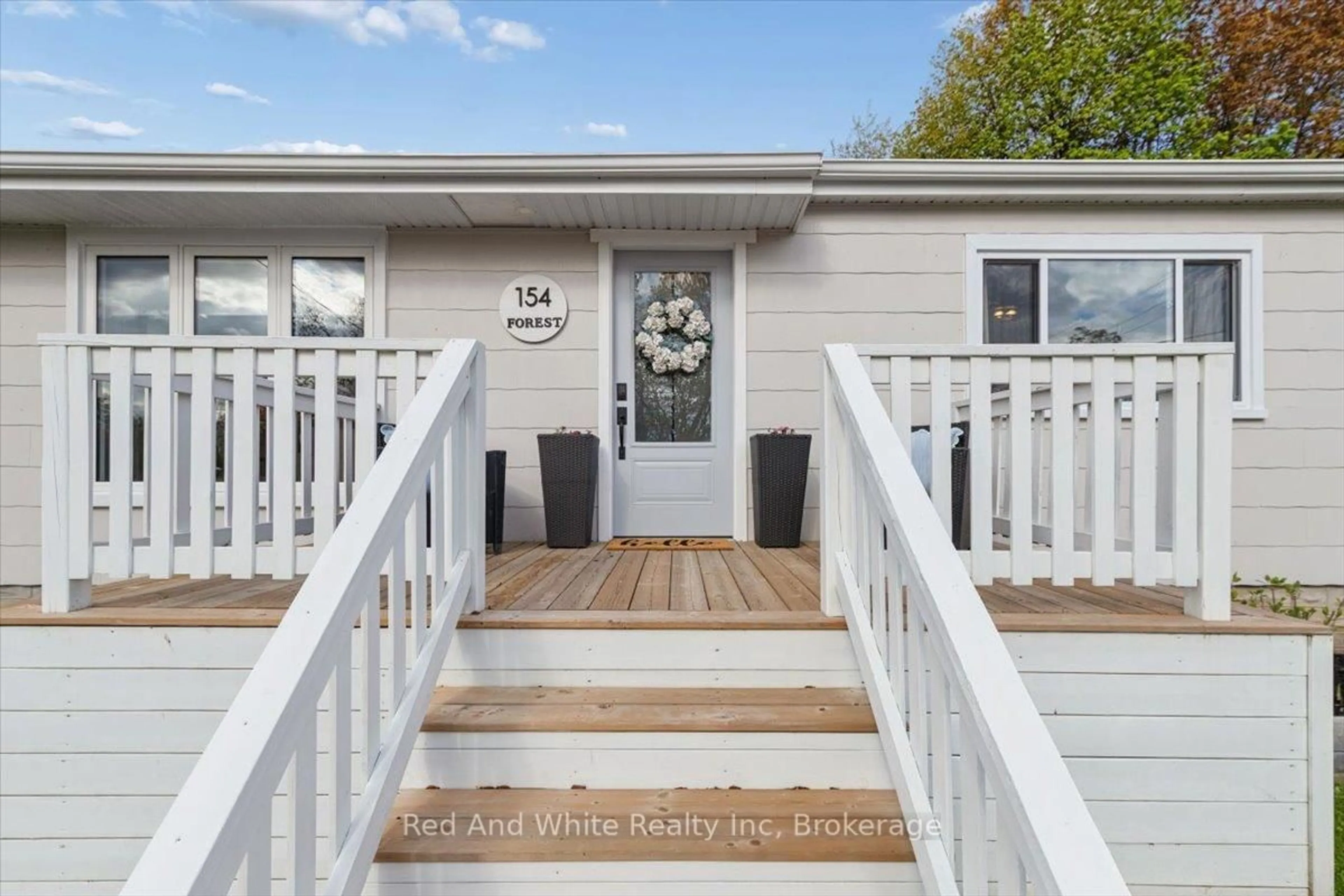 Home with vinyl exterior material, unknown for 154 Forest Rd, Cambridge Ontario N1S 3B8