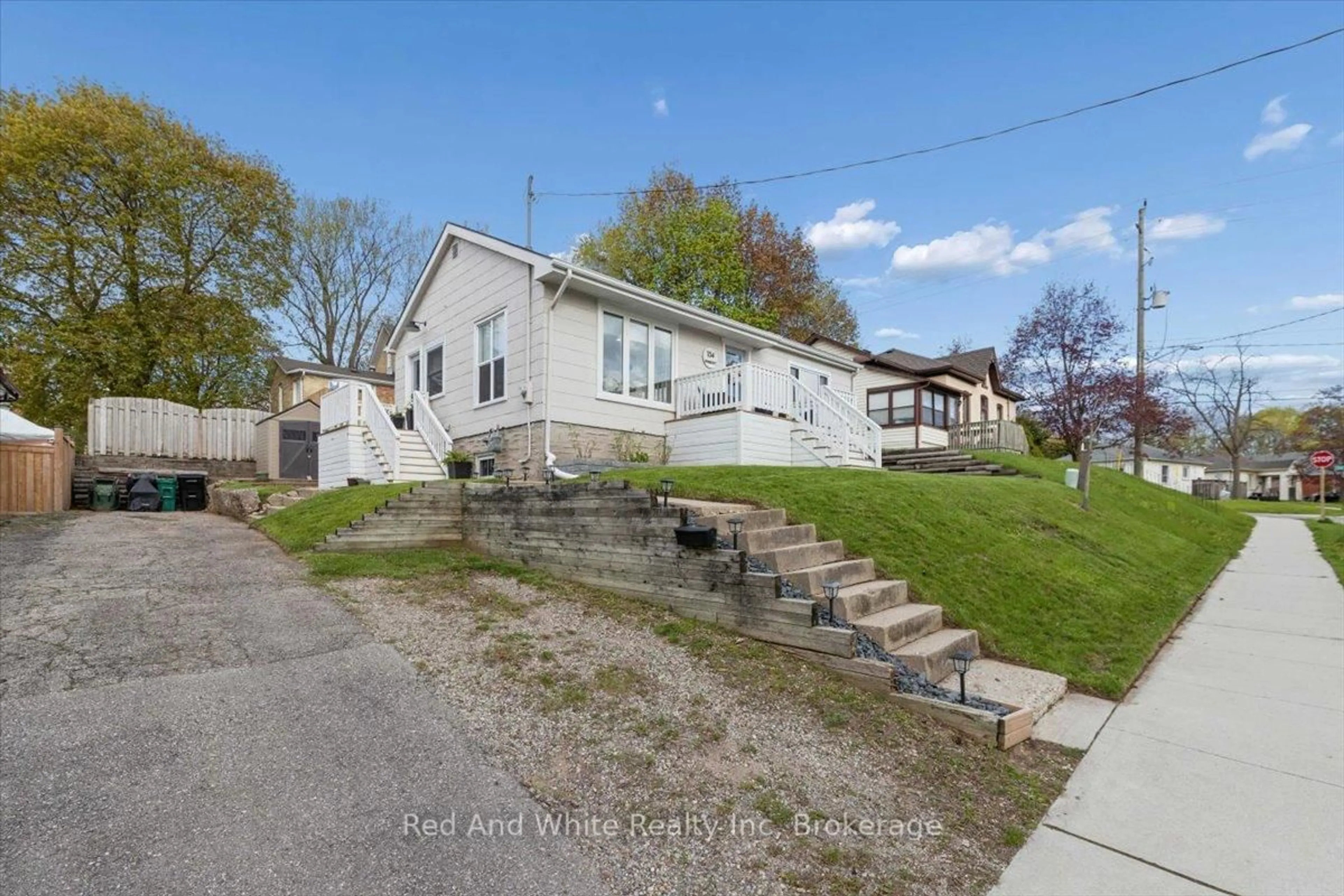 A pic from outside/outdoor area/front of a property/back of a property/a pic from drone, street for 154 Forest Rd, Cambridge Ontario N1S 3B8