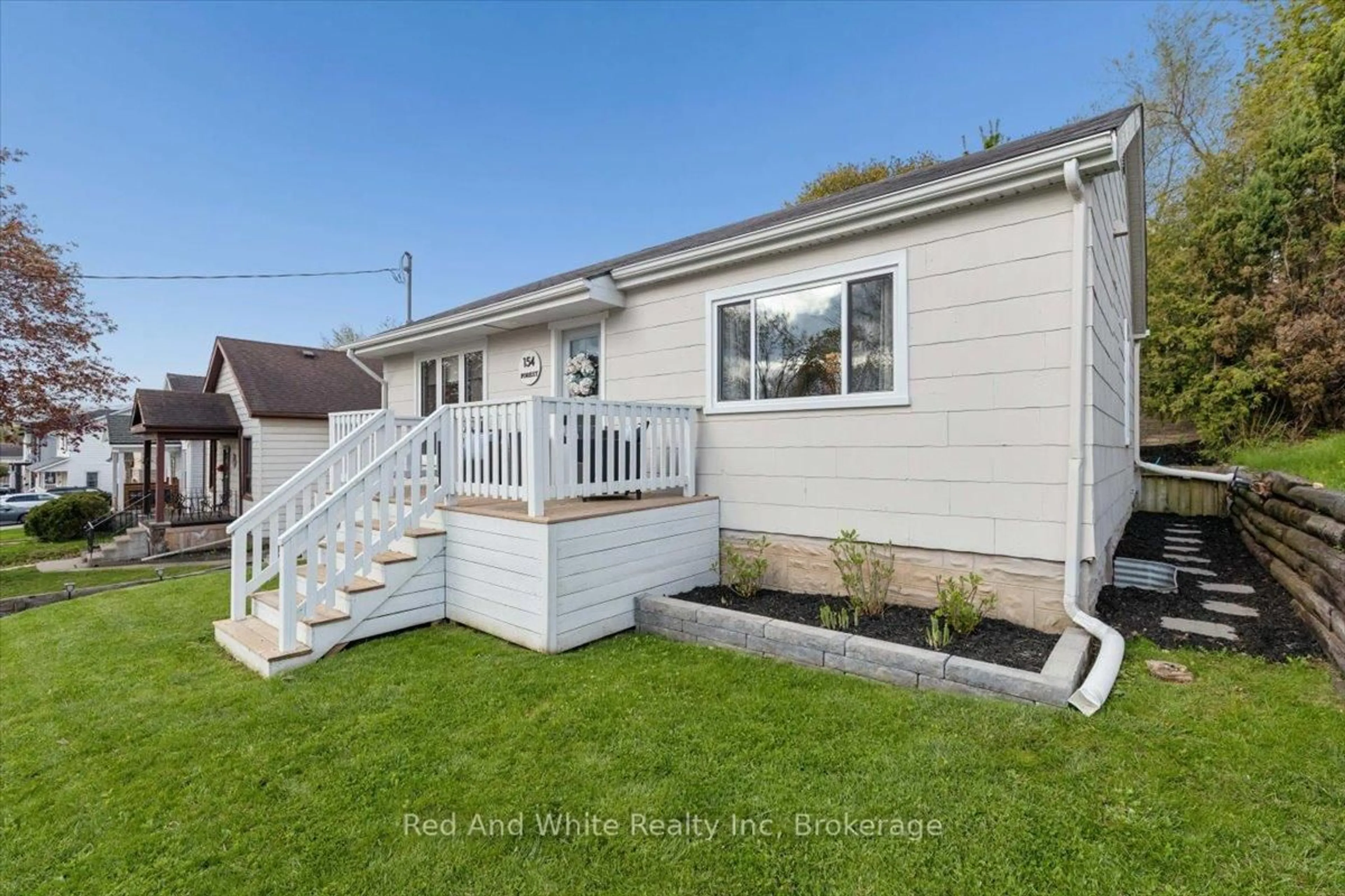 Home with vinyl exterior material, water/lake/river/ocean view for 154 Forest Rd, Cambridge Ontario N1S 3B8
