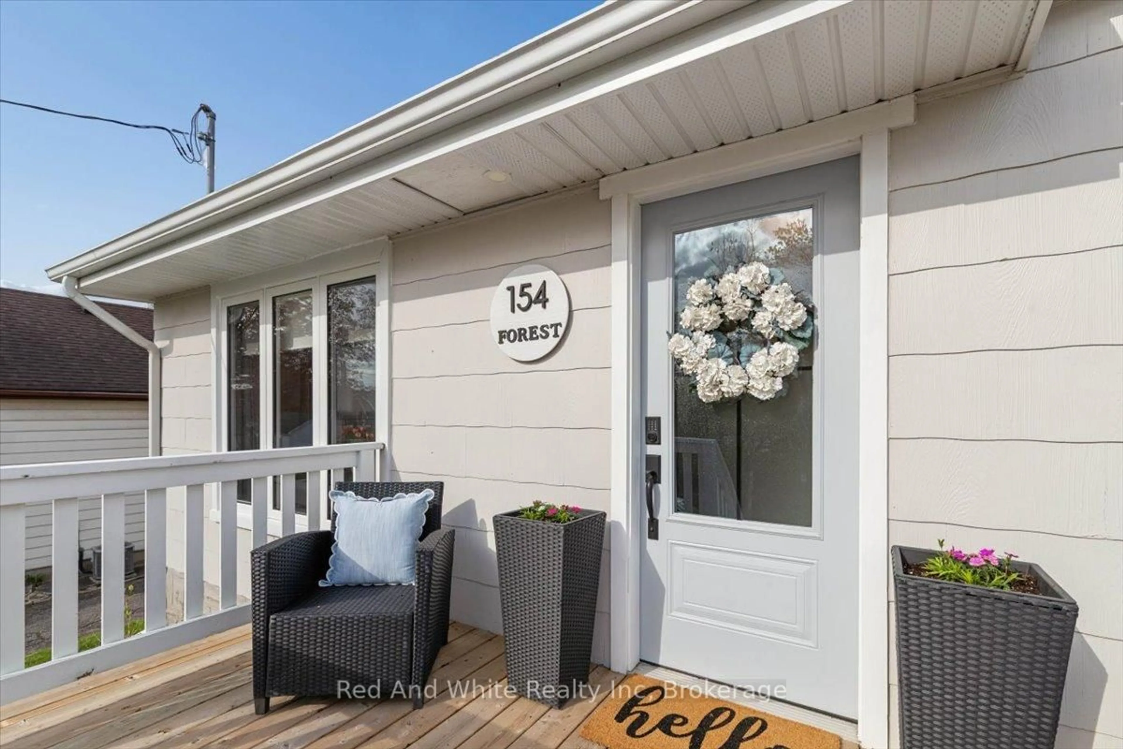 Indoor entryway for 154 Forest Rd, Cambridge Ontario N1S 3B8