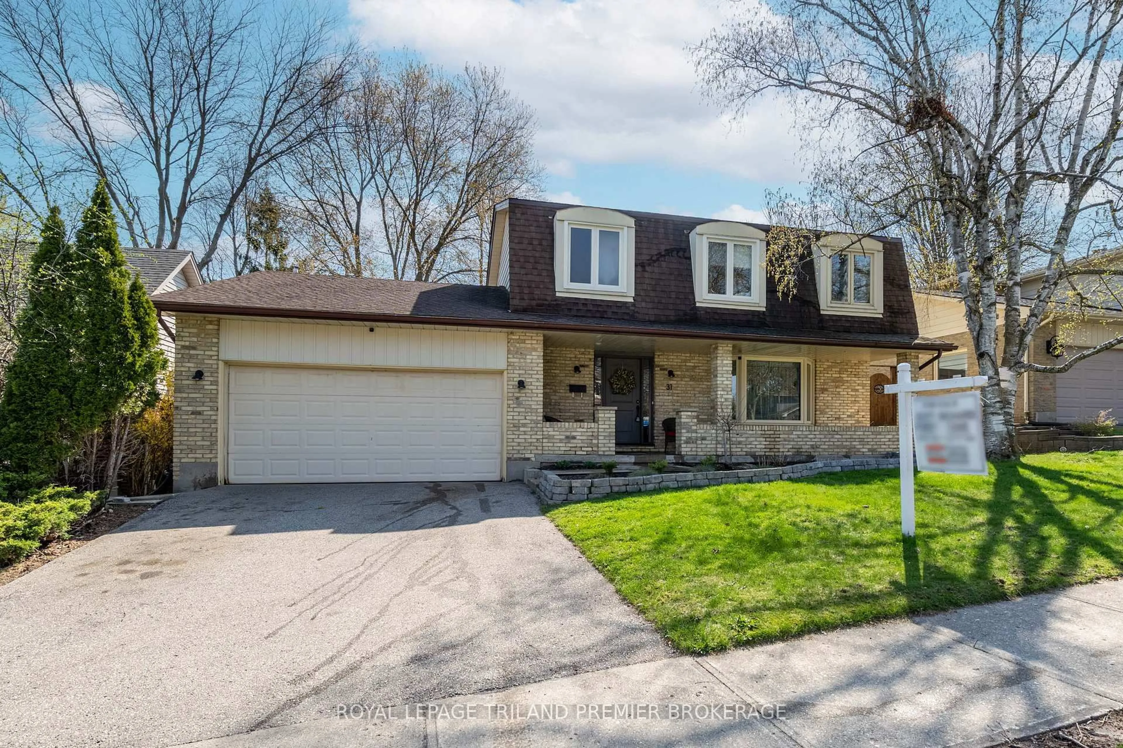 Home with vinyl exterior material, street for 31 Foxcroft Cres, London South Ontario N6K 3A3