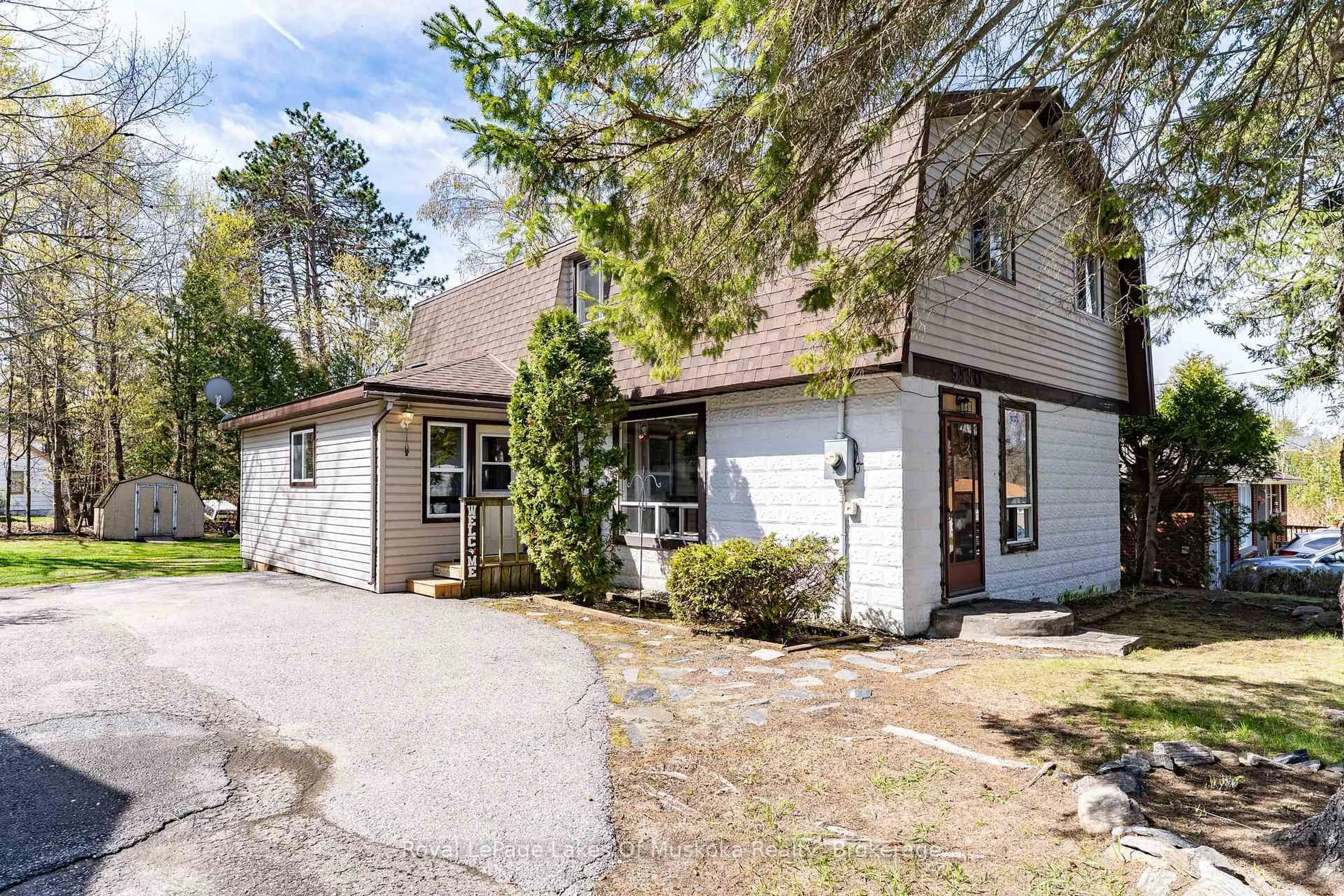 Home with vinyl exterior material, street for 555 Wagner St, Gravenhurst Ontario P1P 1E1