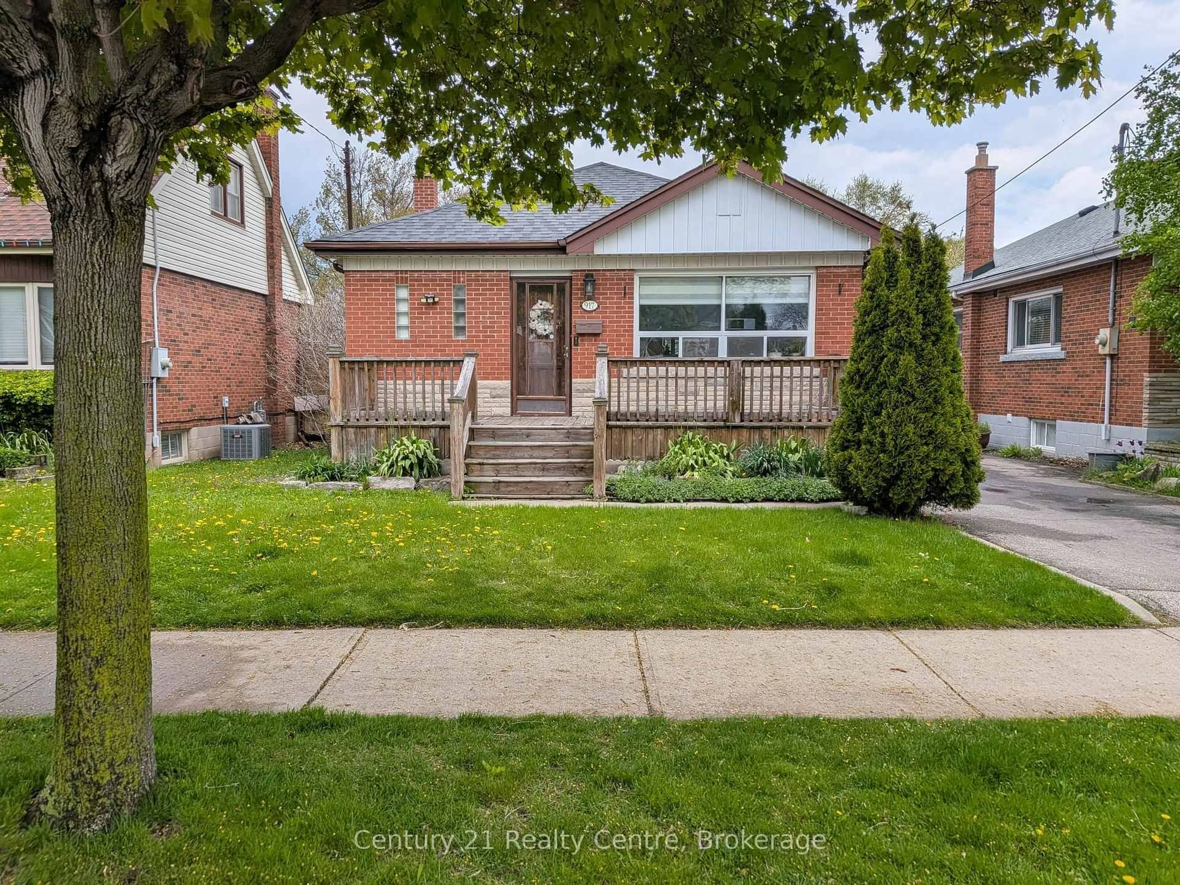Home with brick exterior material, street for 917 Brucedale Ave, Hamilton Ontario L8T 1L8