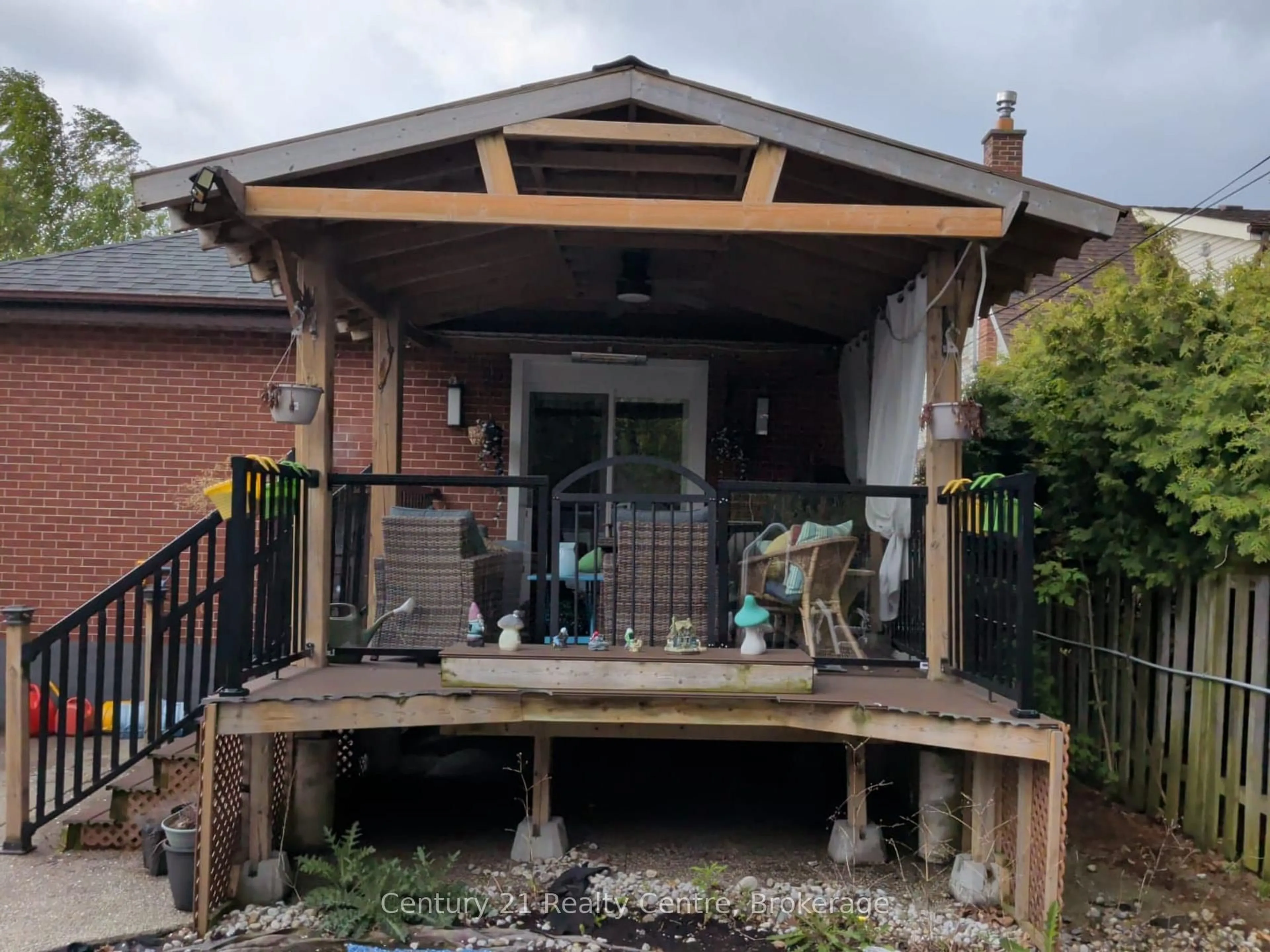 Patio, building for 917 Brucedale Ave, Hamilton Ontario L8T 1L8