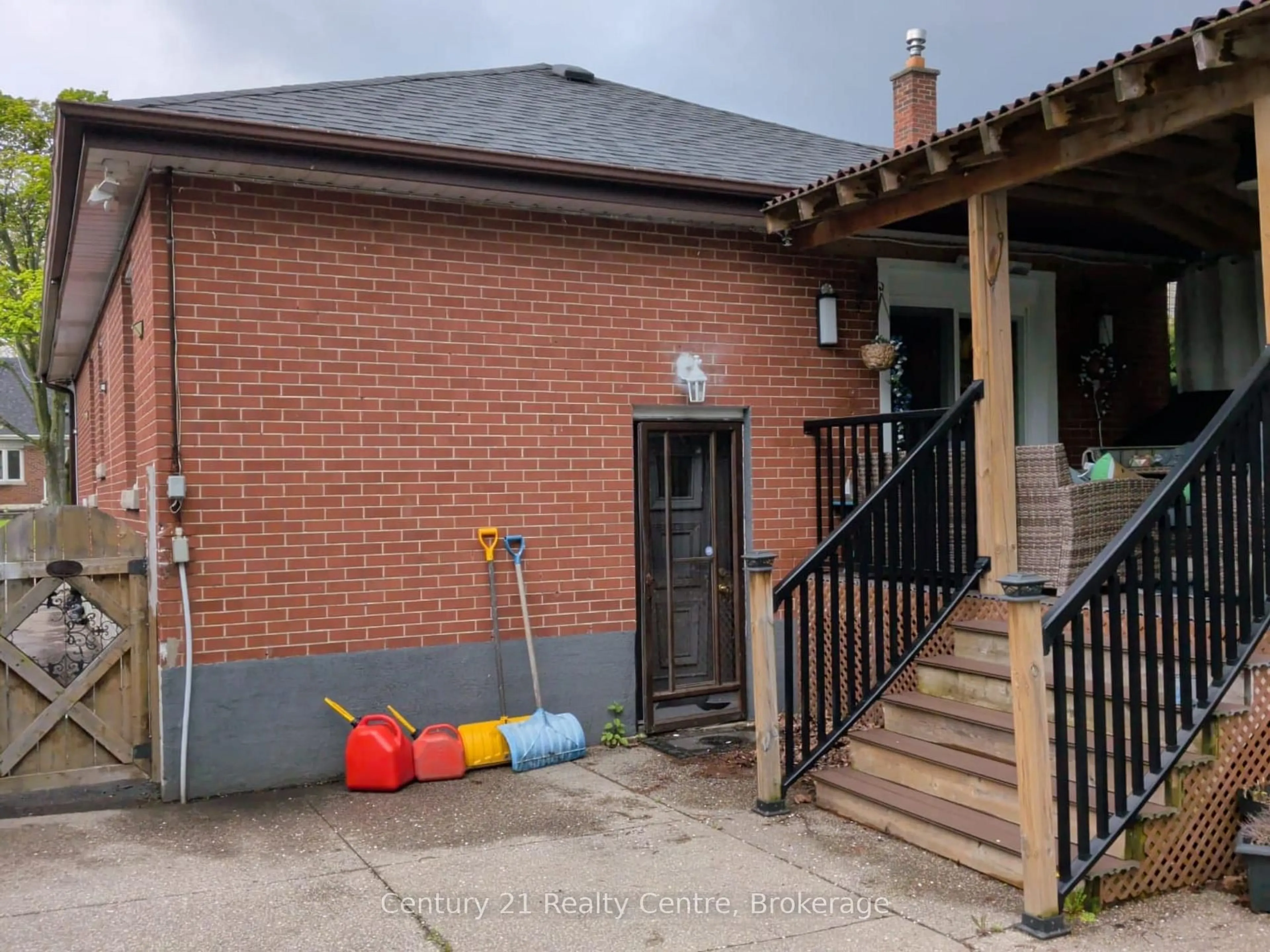 Home with brick exterior material, building for 917 Brucedale Ave, Hamilton Ontario L8T 1L8