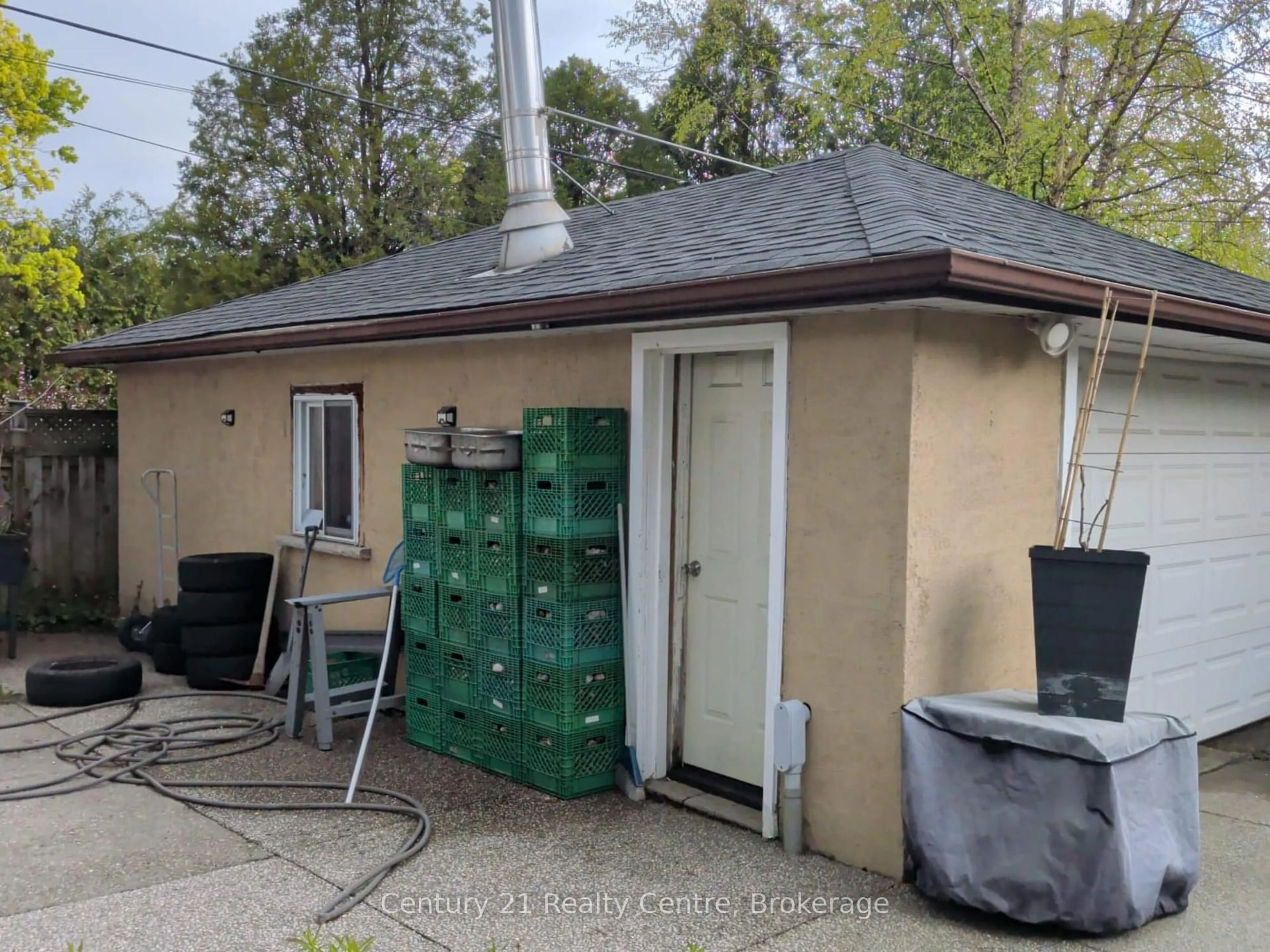 Shed for 917 Brucedale Ave, Hamilton Ontario L8T 1L8
