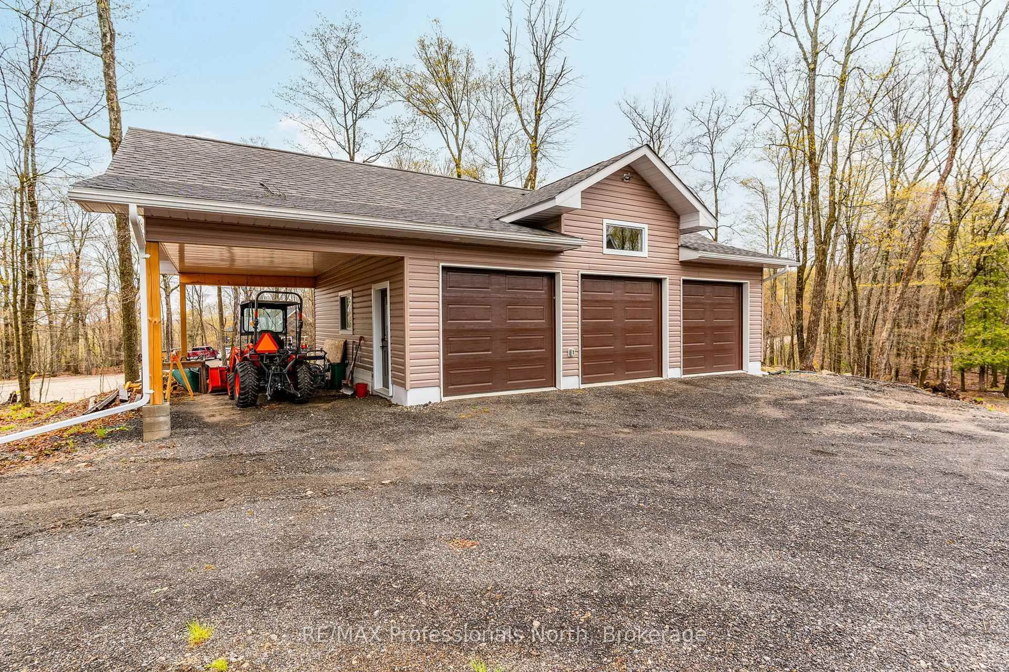 Indoor garage for 253 Ridgeview Rd, Dysart et al Ontario K0M 1S0