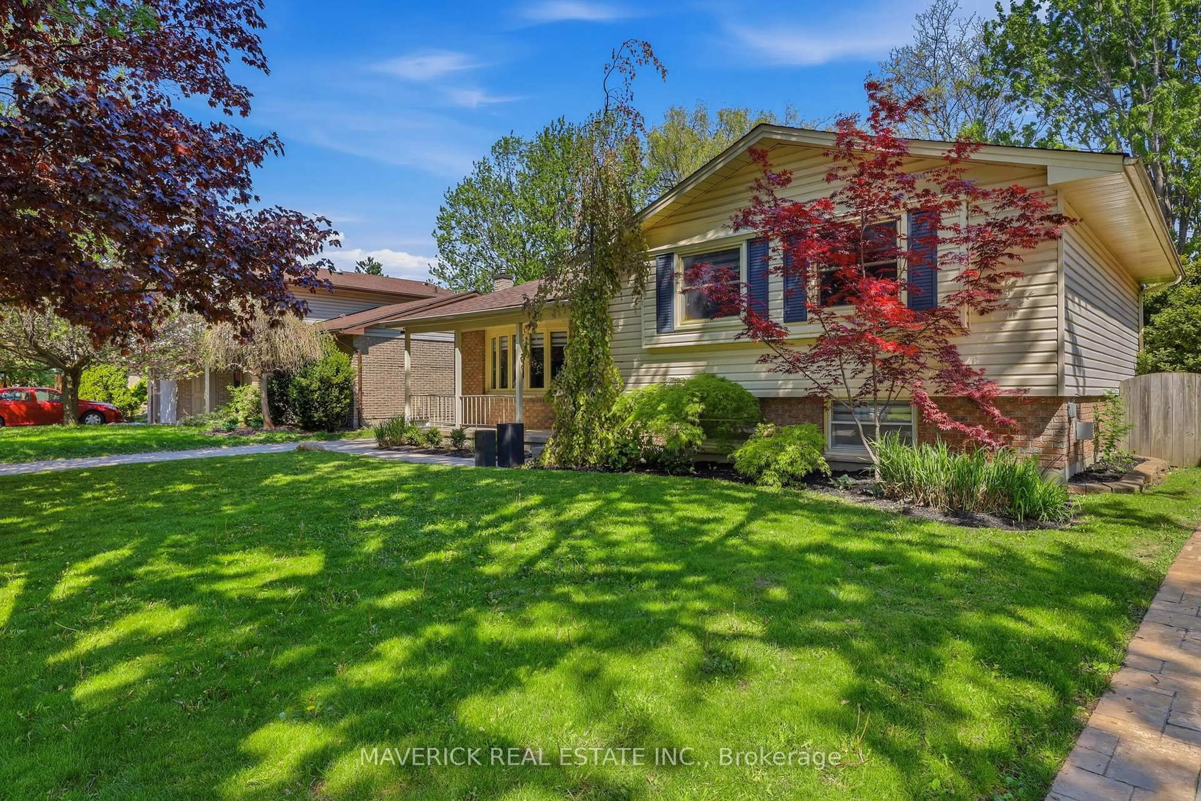 A pic from outside/outdoor area/front of a property/back of a property/a pic from drone, unknown for 56 Hawthorne Rd, London North Ontario N6G 2W8