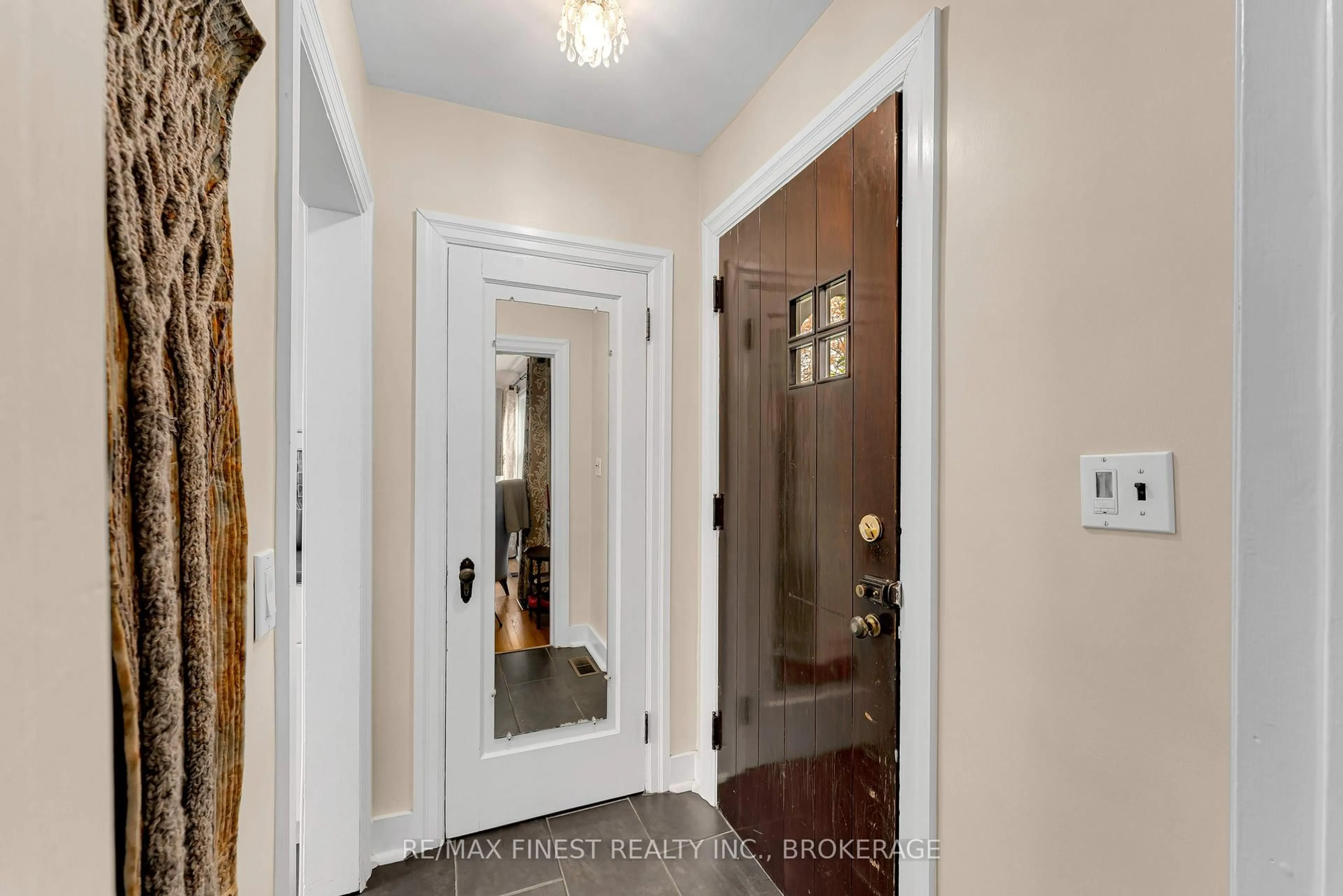 Indoor entryway for 298 College St, Kingston Ontario K7L 4M4