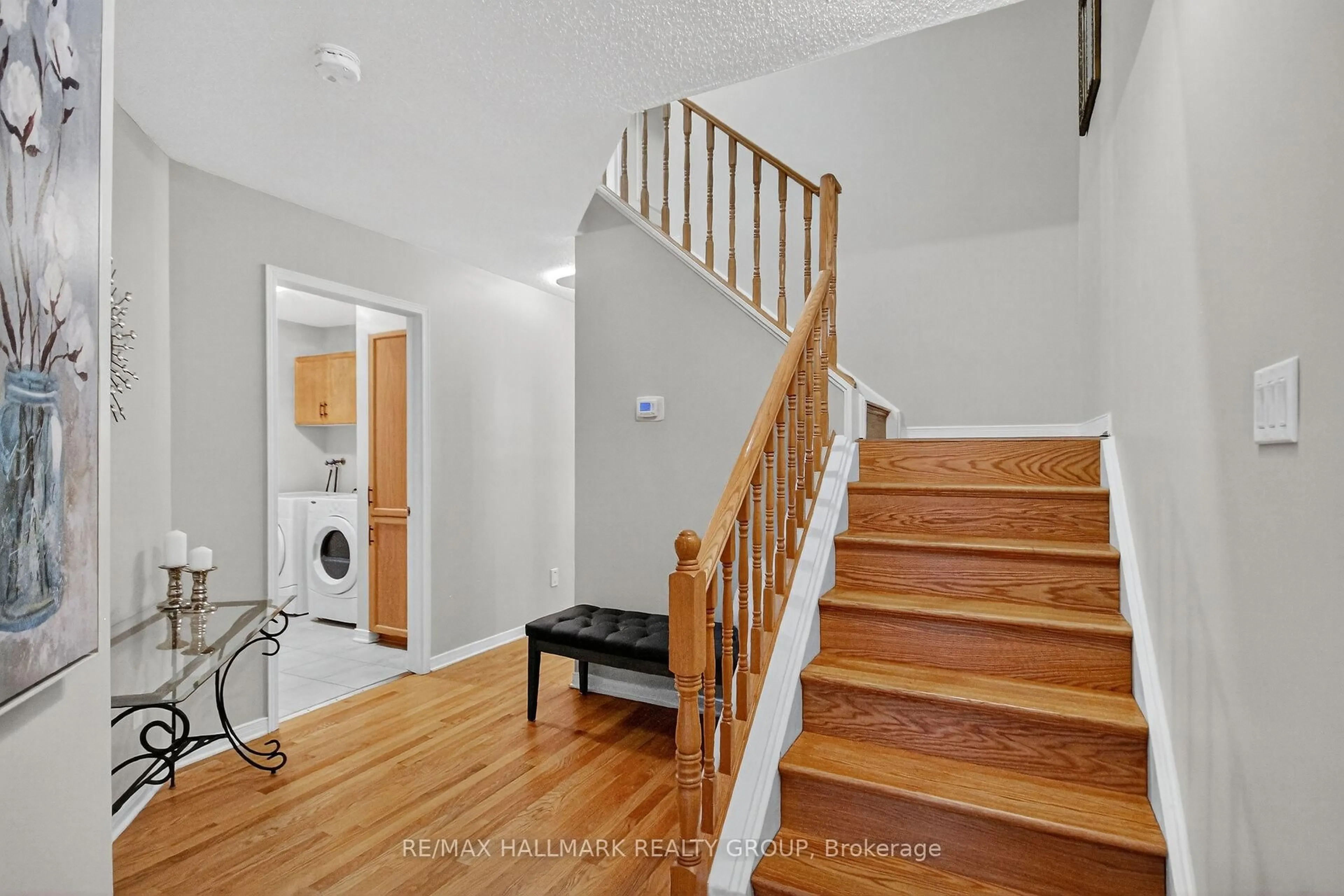 Indoor foyer for 110 Hunter's Glen Cres, Ottawa Ontario K1T 3R1