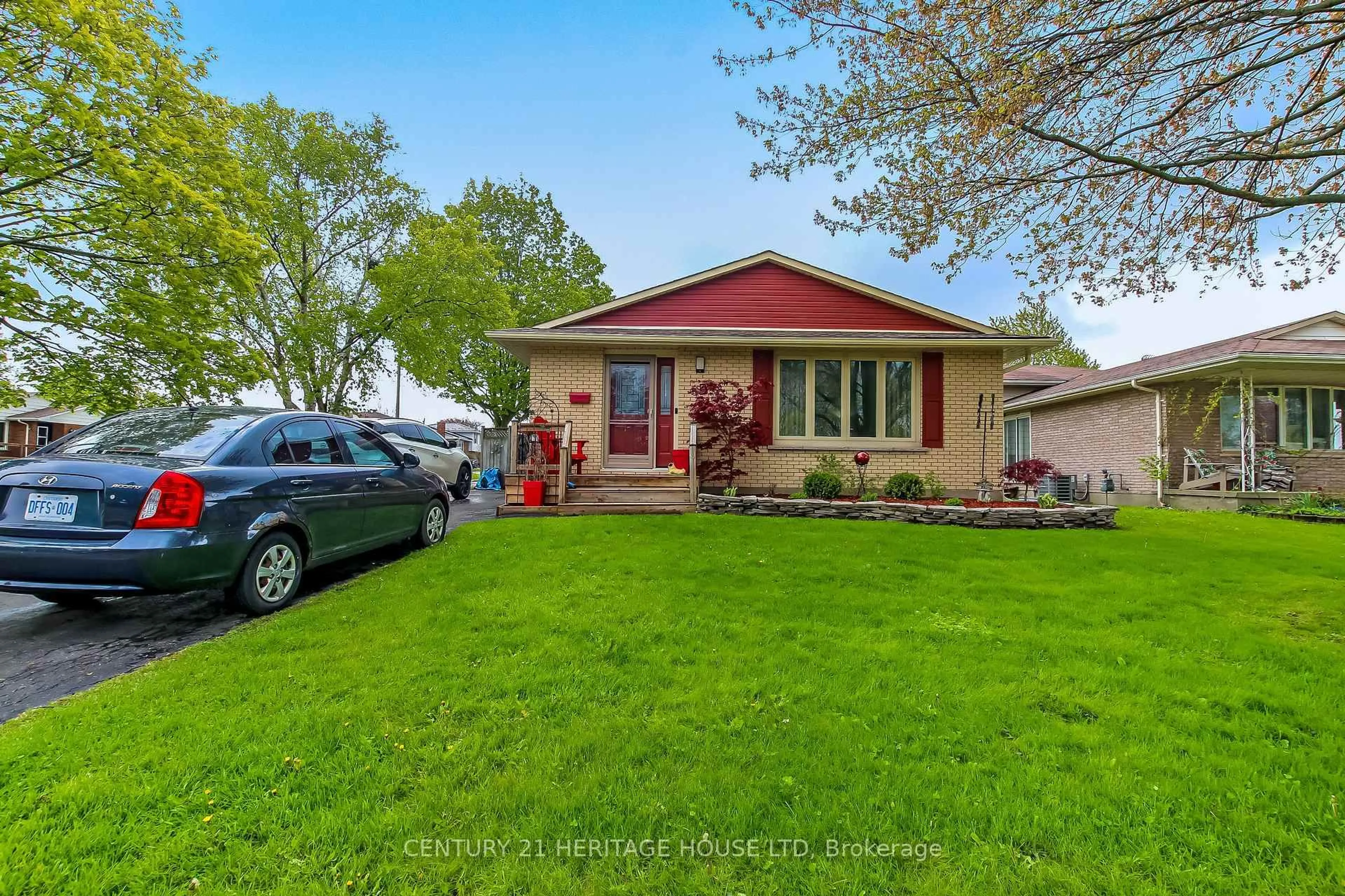 A pic from outside/outdoor area/front of a property/back of a property/a pic from drone, street for 2 David Dr, St. Thomas Ontario N5R 5L3