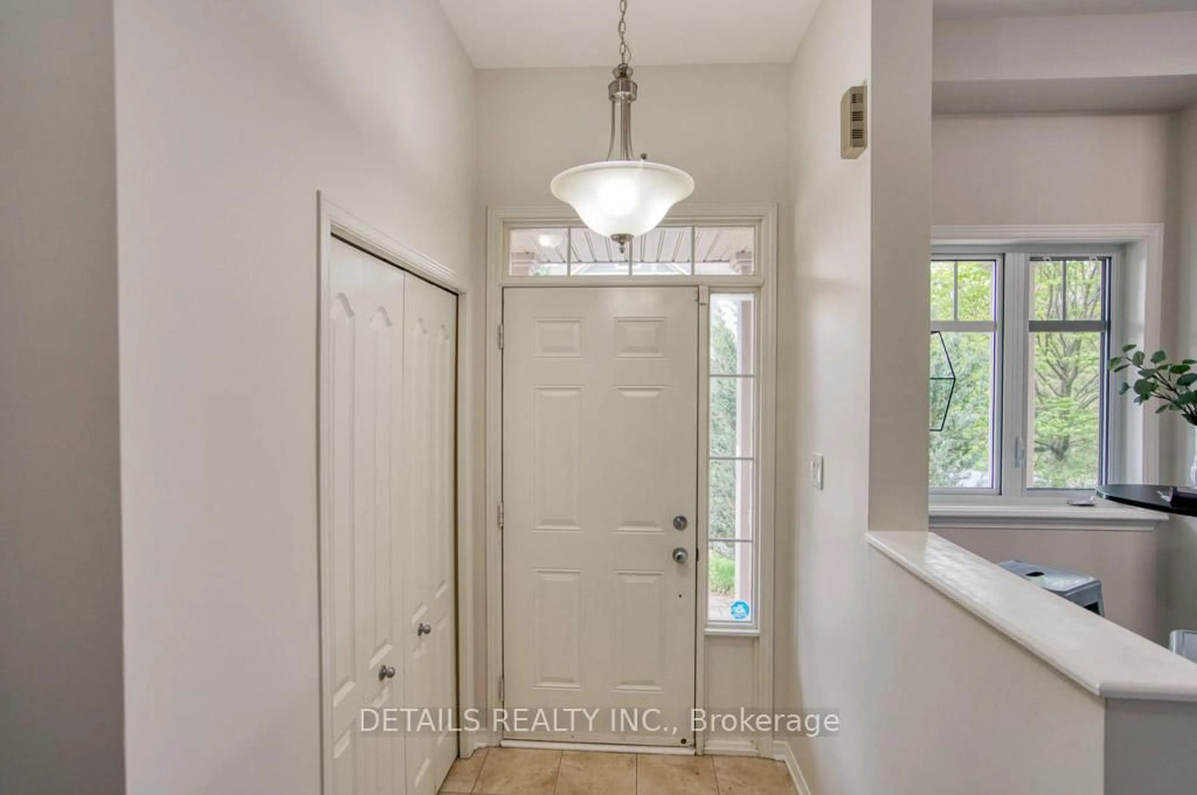 Indoor entryway for 210 Calaveras Ave, Ottawa Ontario K2J 5K5