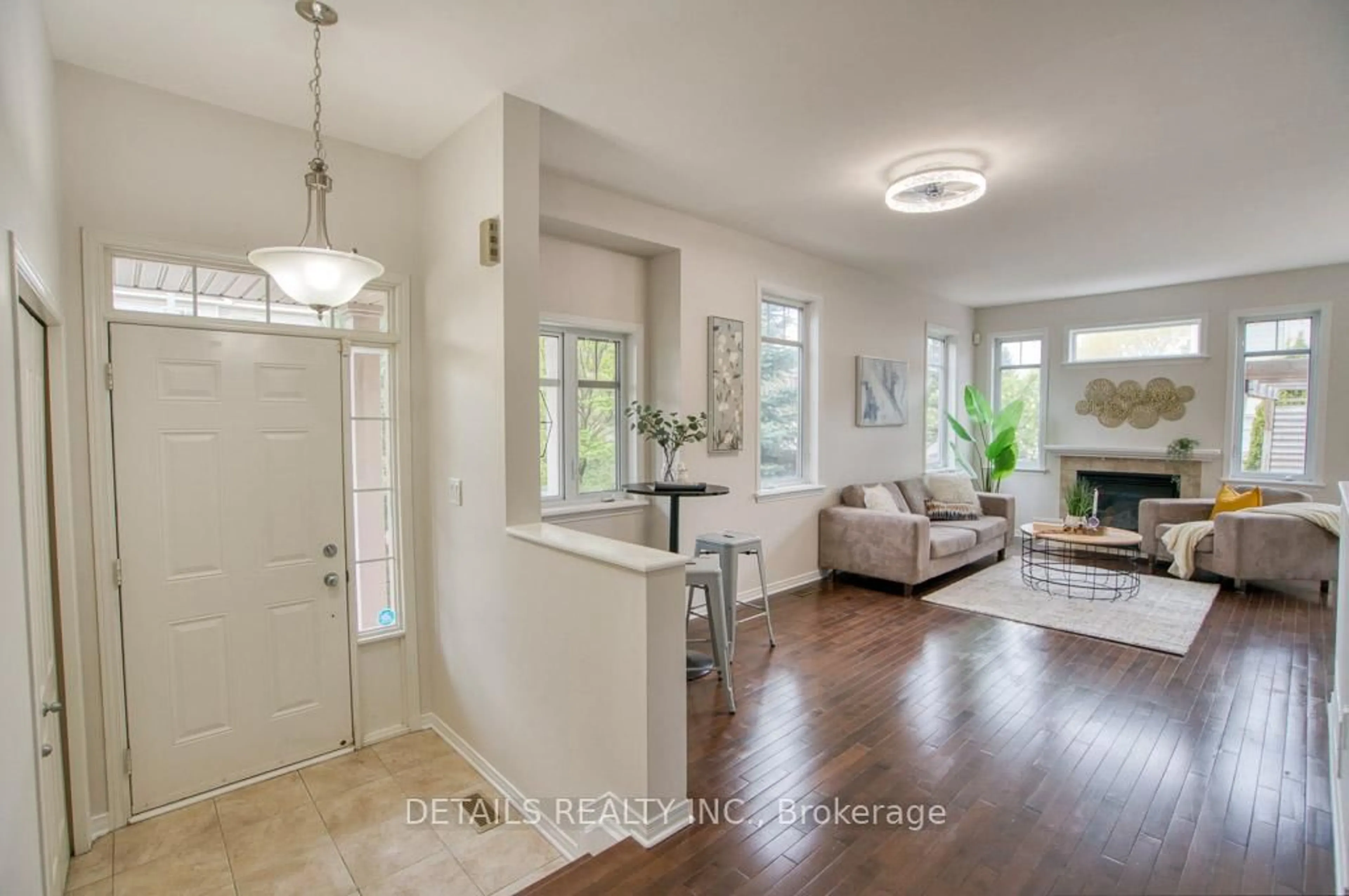 Indoor entryway for 210 Calaveras Ave, Ottawa Ontario K2J 5K5