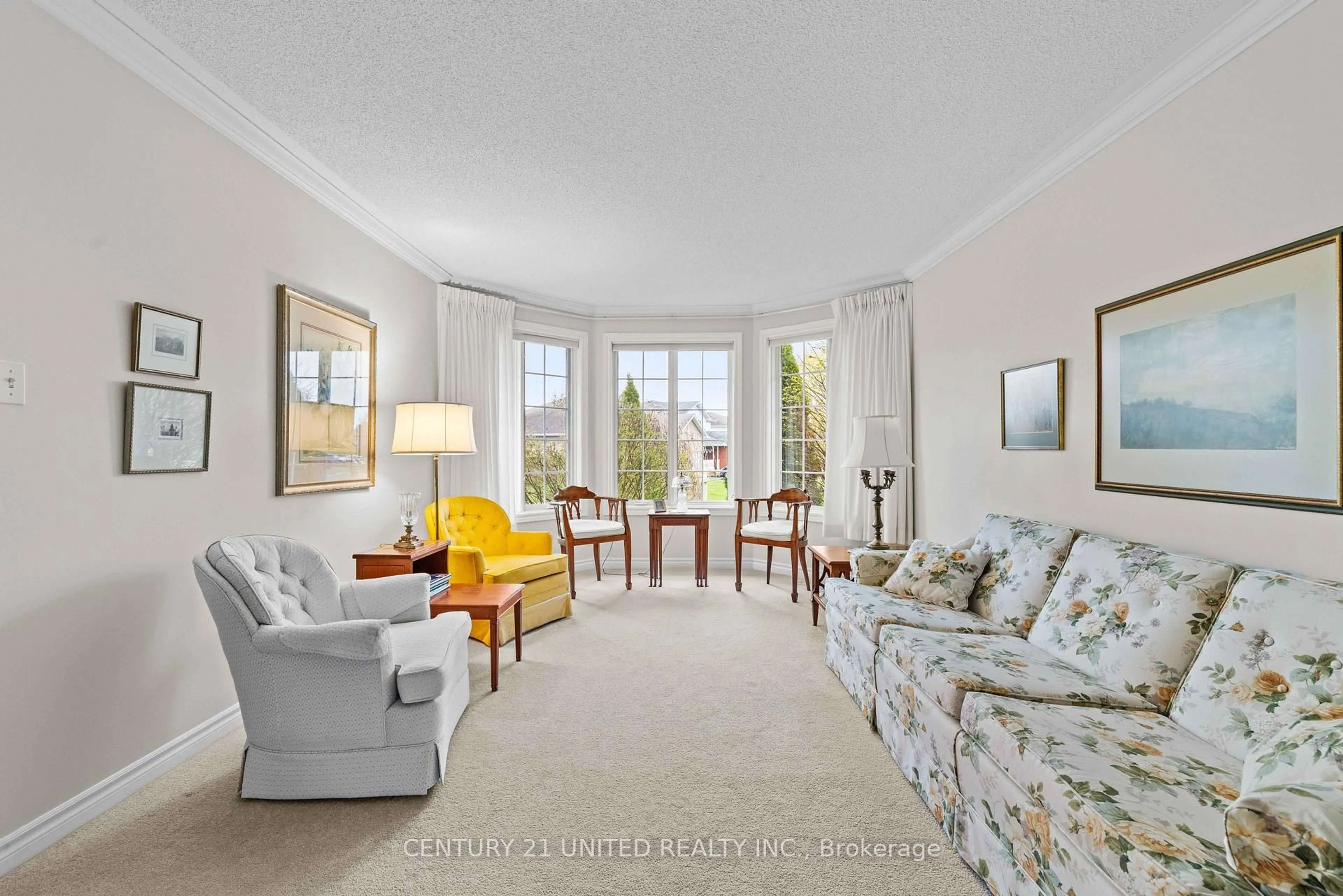 Living room with furniture, carpet floor for 2903 Jennifer Dr, Peterborough Ontario K9L 1Z5