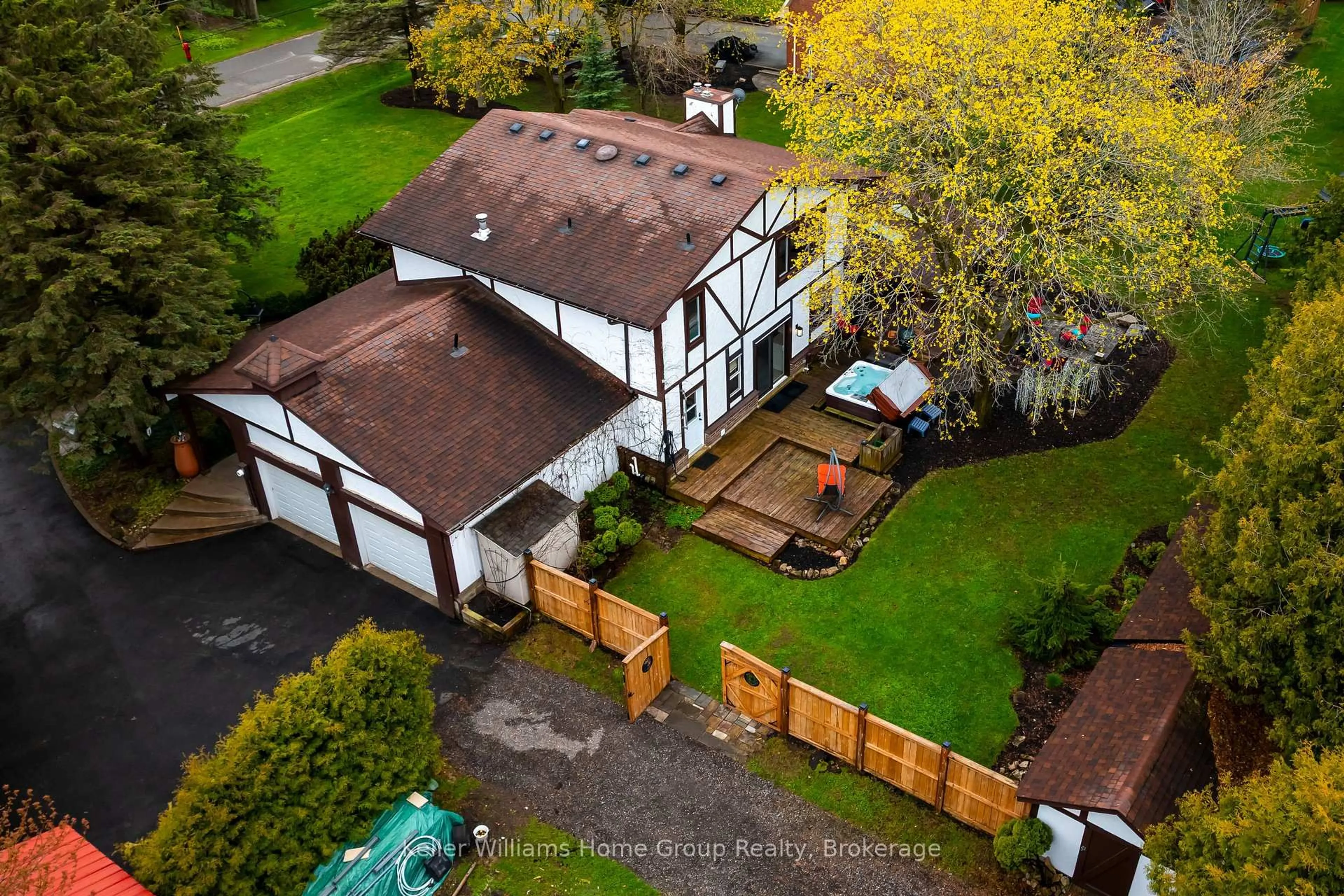 A pic from outside/outdoor area/front of a property/back of a property/a pic from drone, street for 26 Orangeville St, Erin Ontario N0B 1Z0