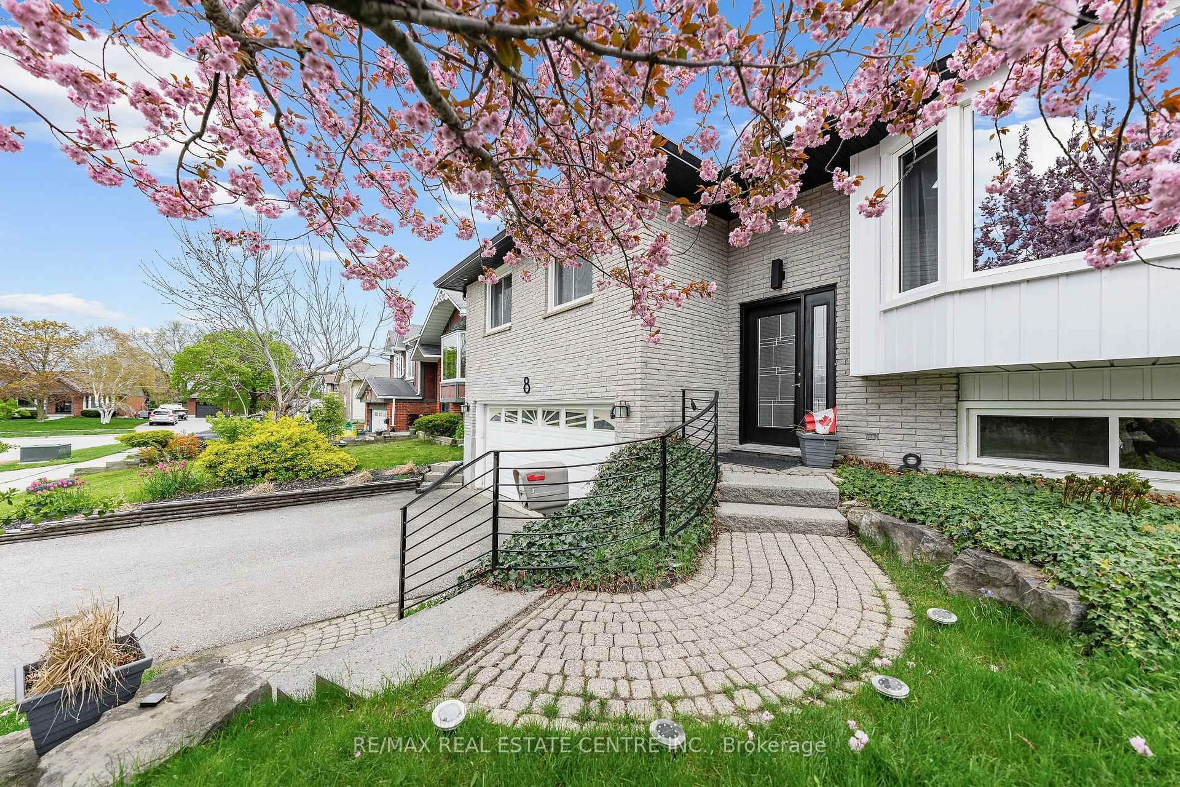 Unknown for 8 Esther Ave, Cambridge Ontario N1S 4L6