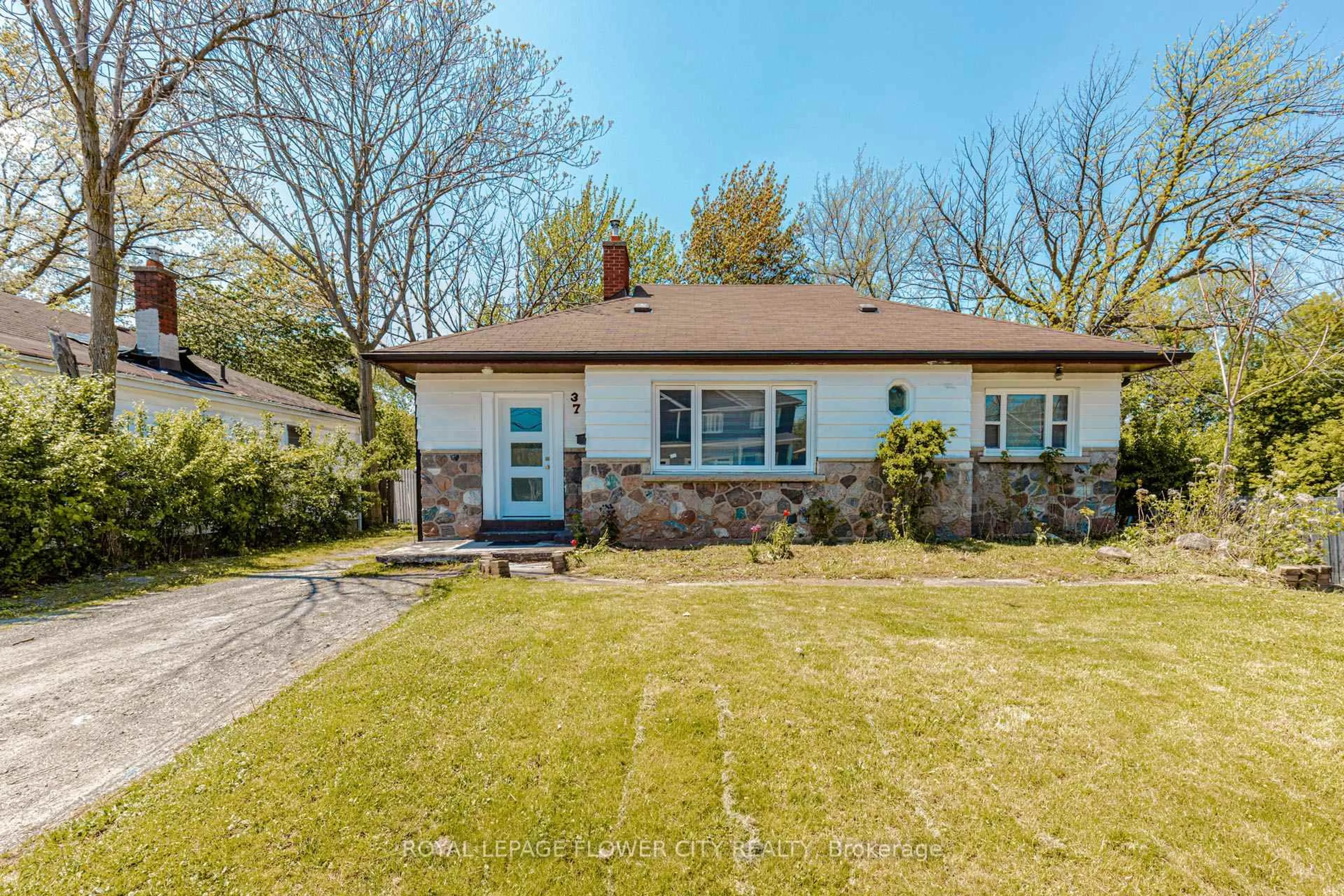 Home with vinyl exterior material, street for 37 Warwick Rd, Hamilton Ontario L8E 1Y5