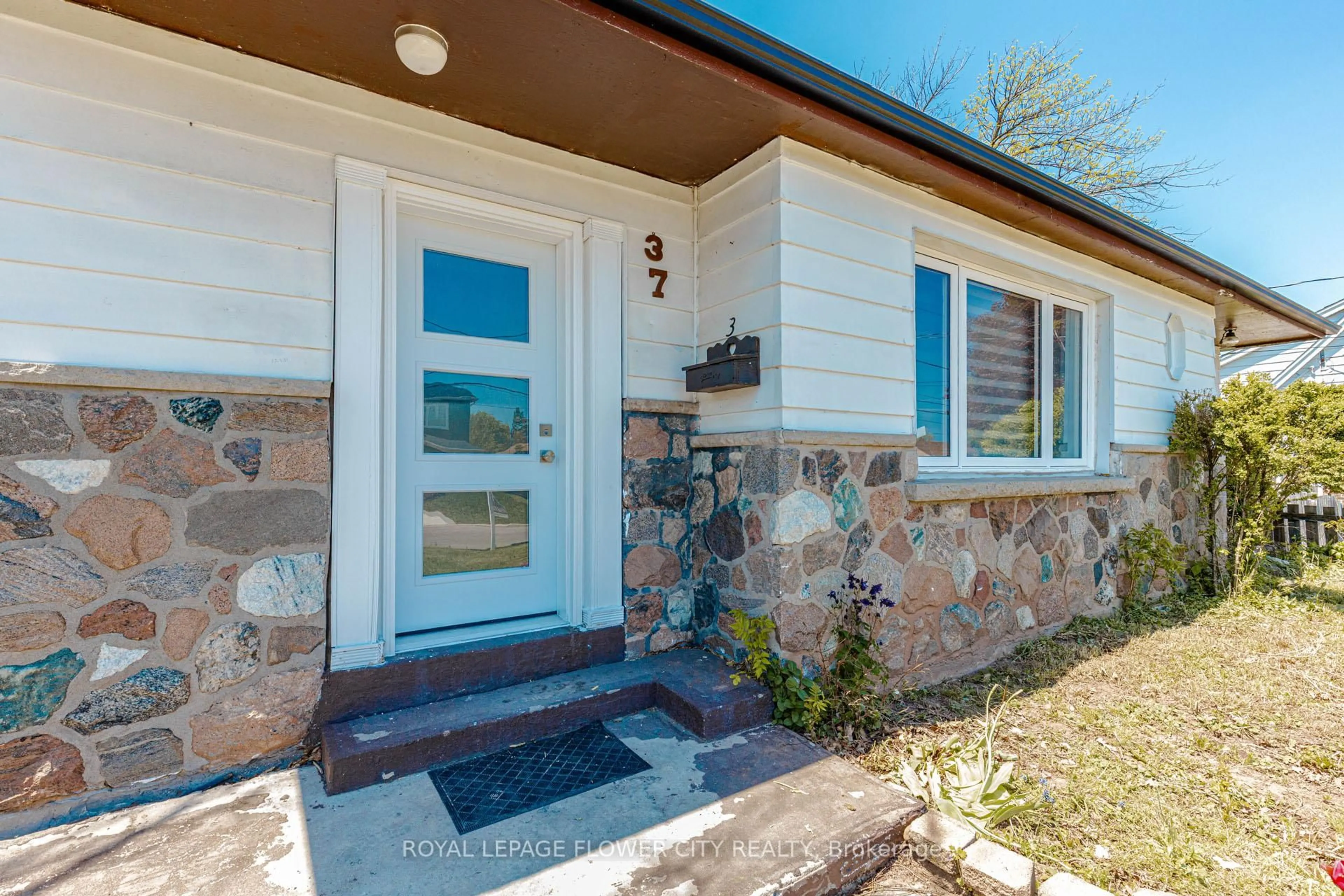 Unknown for 37 Warwick Rd, Hamilton Ontario L8E 1Y5