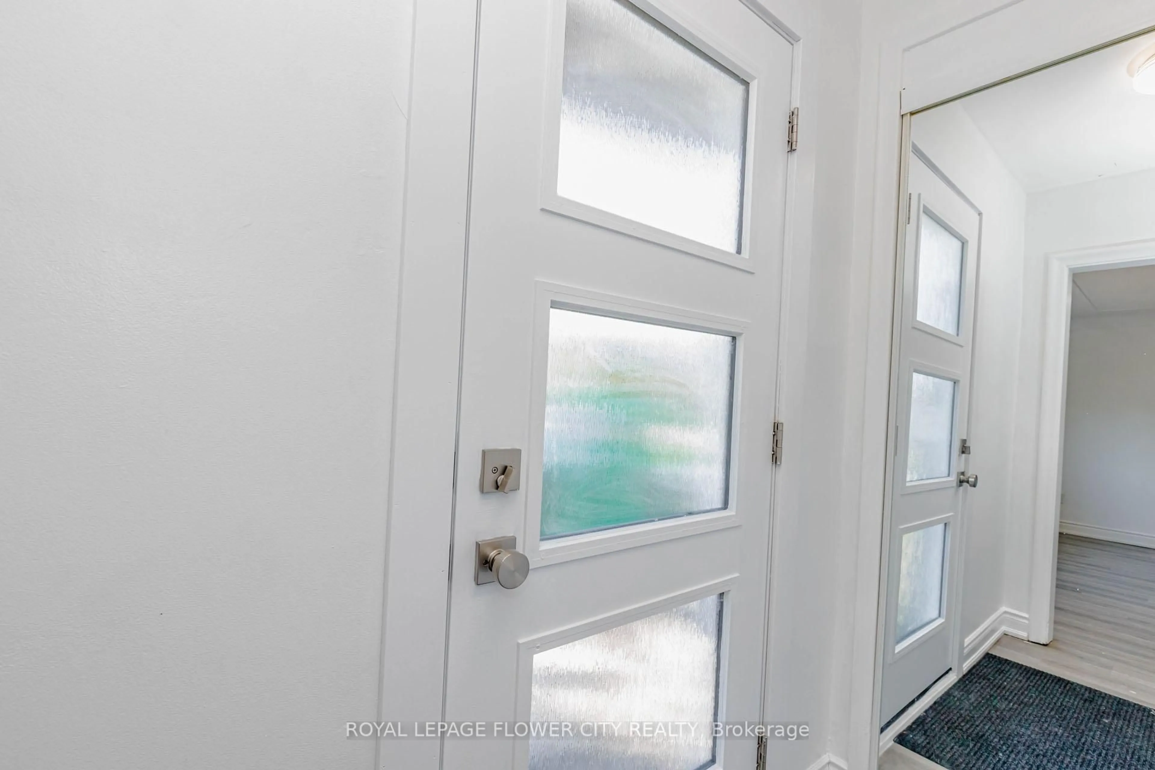 Indoor entryway for 37 Warwick Rd, Hamilton Ontario L8E 1Y5