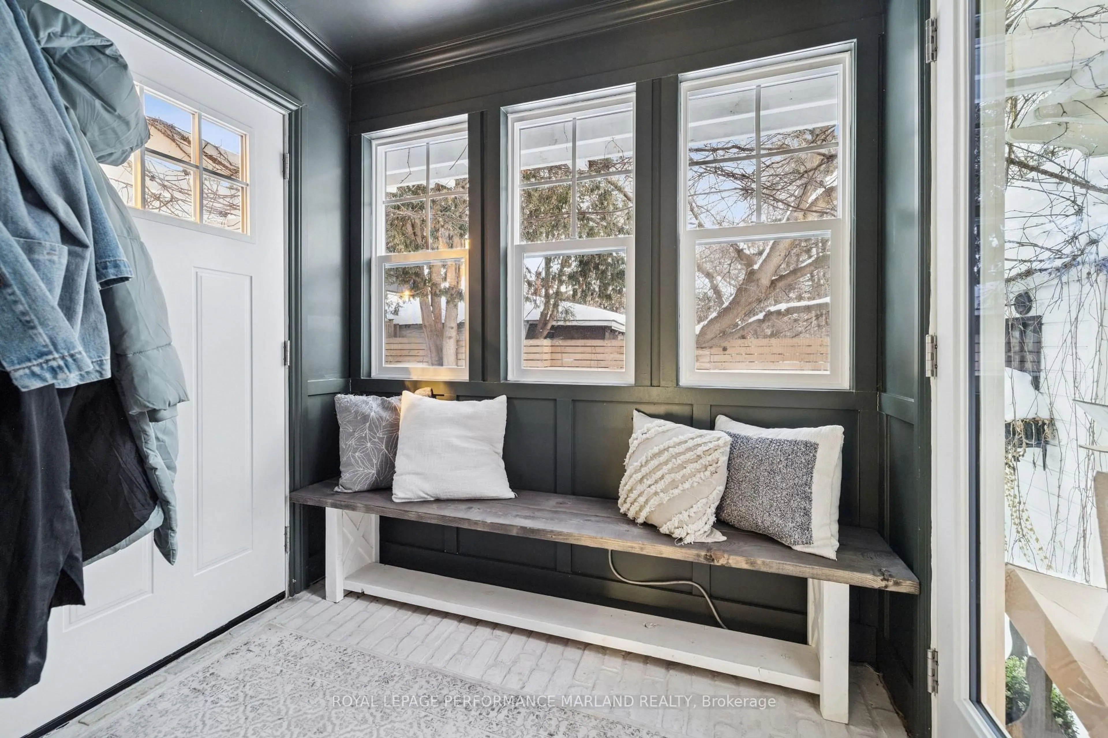 Indoor entryway for 186 Aylmer Ave, Ottawa Ontario K1S 2Y6
