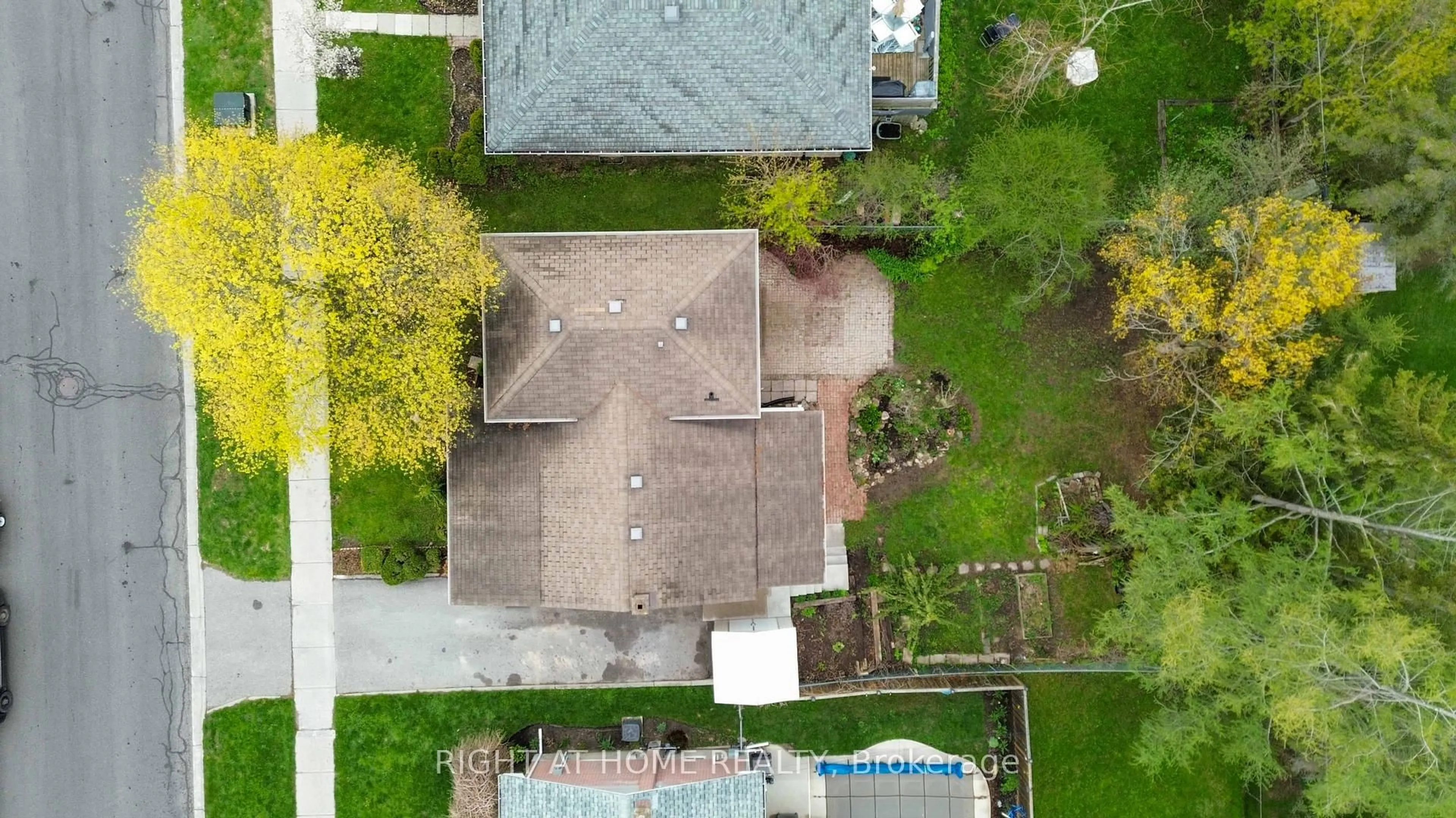 A pic from outside/outdoor area/front of a property/back of a property/a pic from drone, street for 999 St Pauls St, Peterborough Ontario K9H 6J7