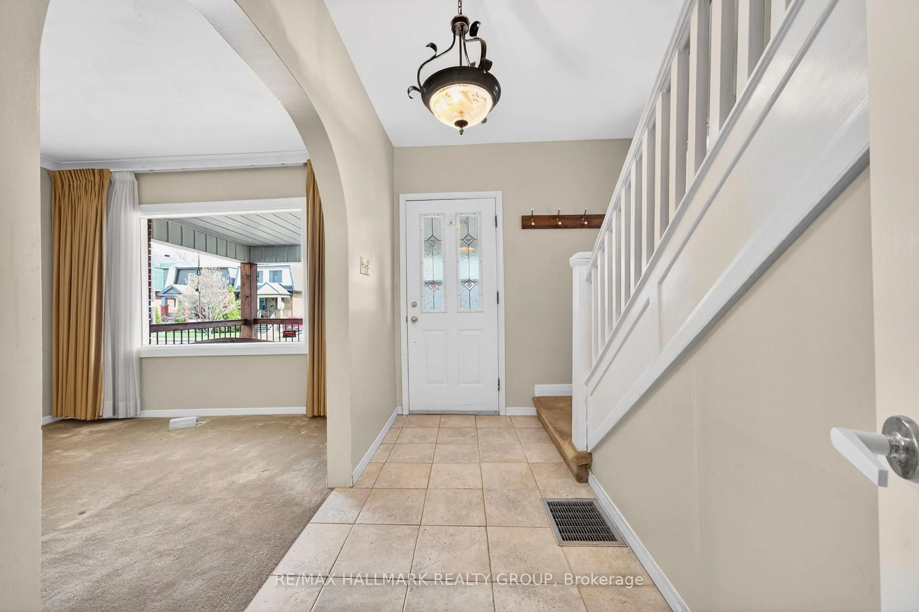 Indoor entryway for 104 Grange Ave, Ottawa Ontario K1Y 0N9