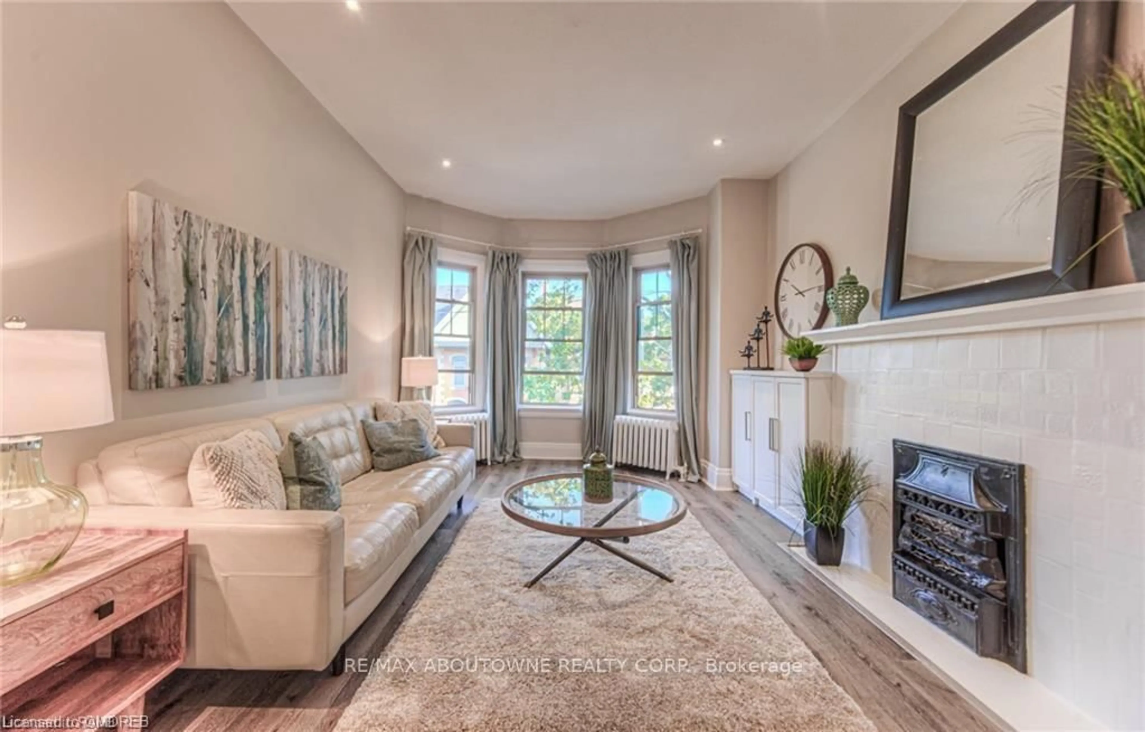 Living room with furniture, unknown for 133 Markland St, Hamilton Ontario L8P 2K3