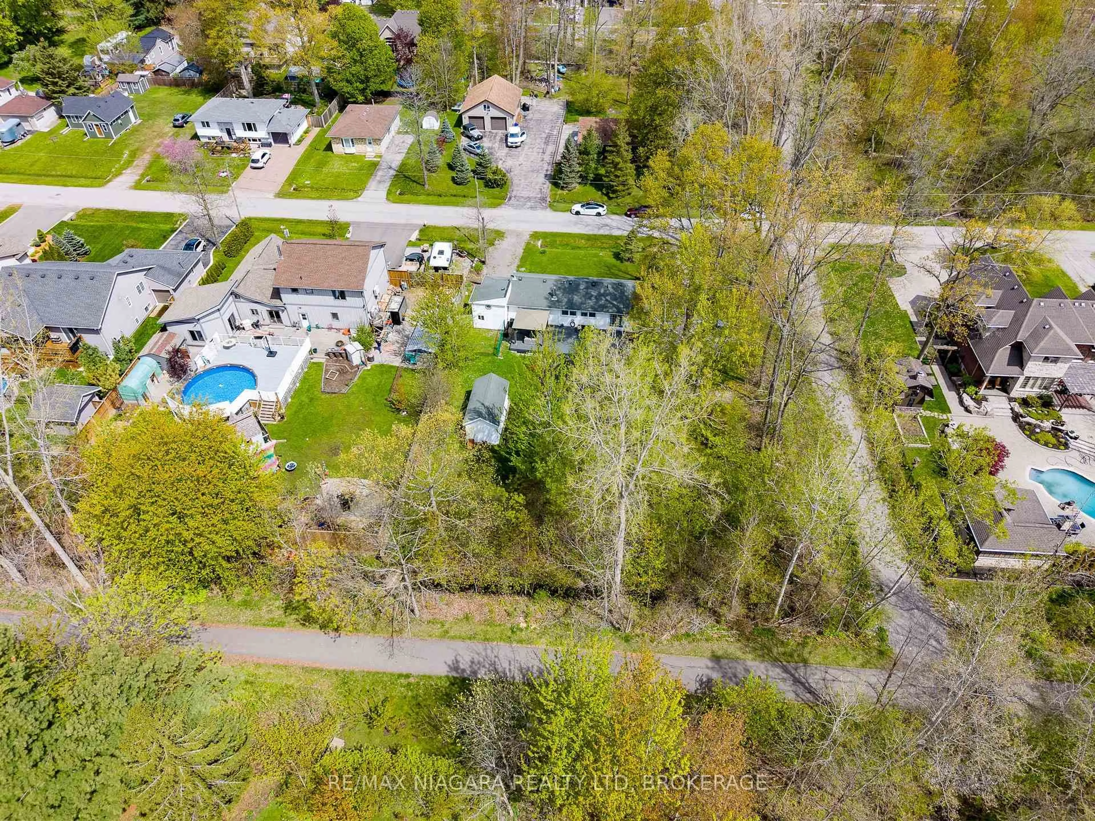A pic from outside/outdoor area/front of a property/back of a property/a pic from drone, street for 3283 Grove Ave, Fort Erie Ontario L0S 1N0