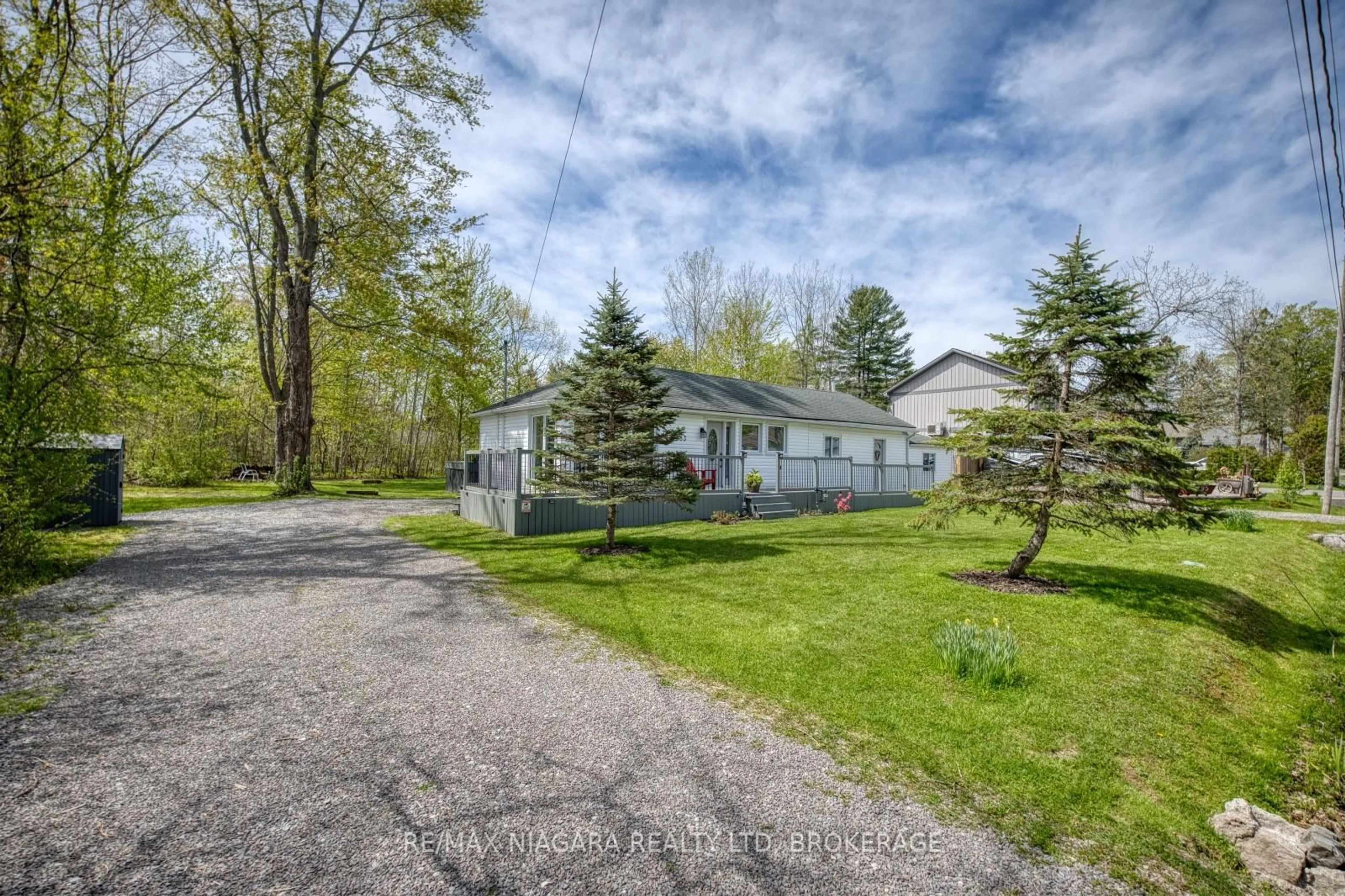 A pic from outside/outdoor area/front of a property/back of a property/a pic from drone, street for 3283 Grove Ave, Fort Erie Ontario L0S 1N0
