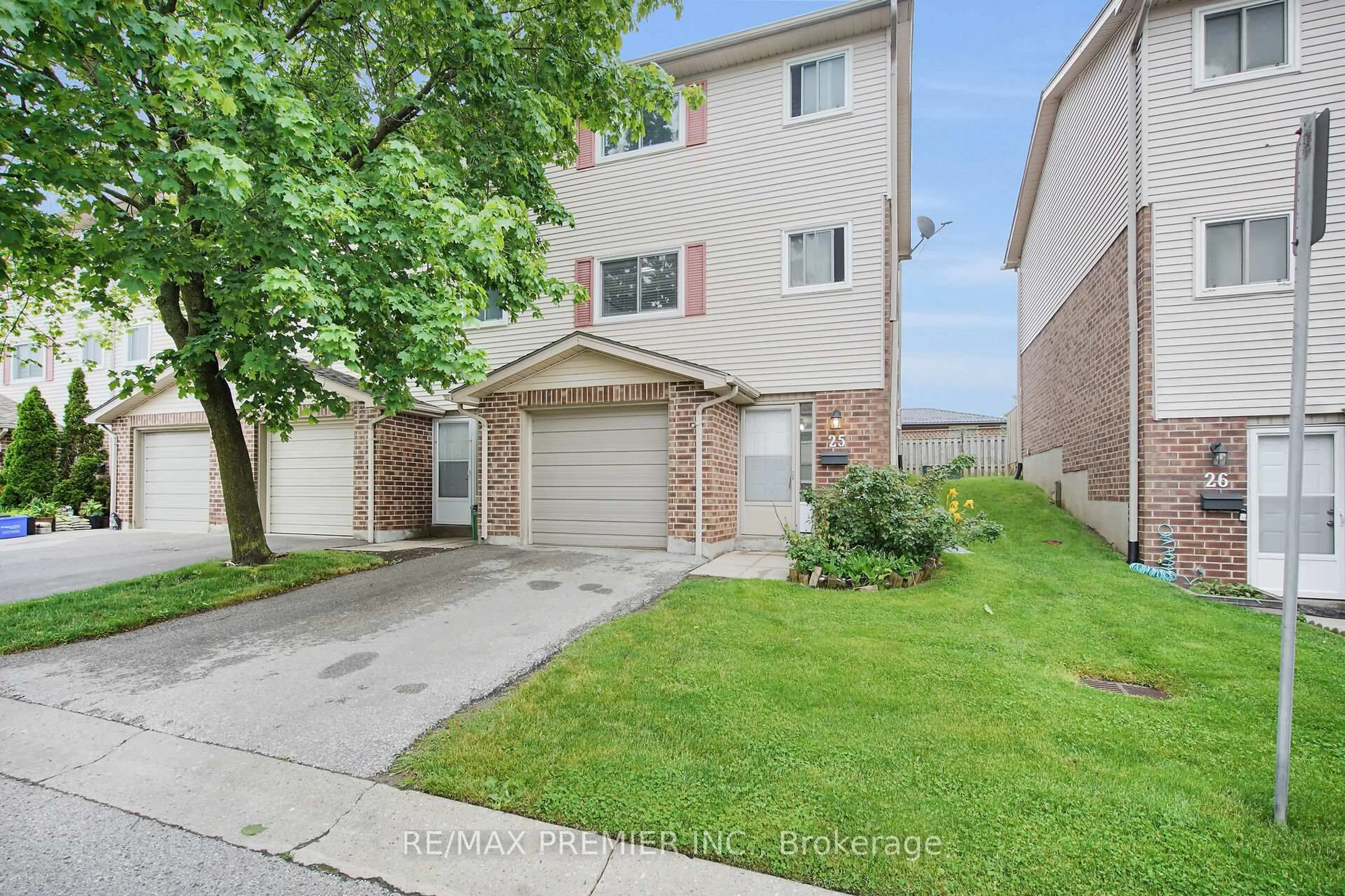 A pic from outside/outdoor area/front of a property/back of a property/a pic from drone, street for 450 Pond Mills Rd #25, London South Ontario N5Z 4X2
