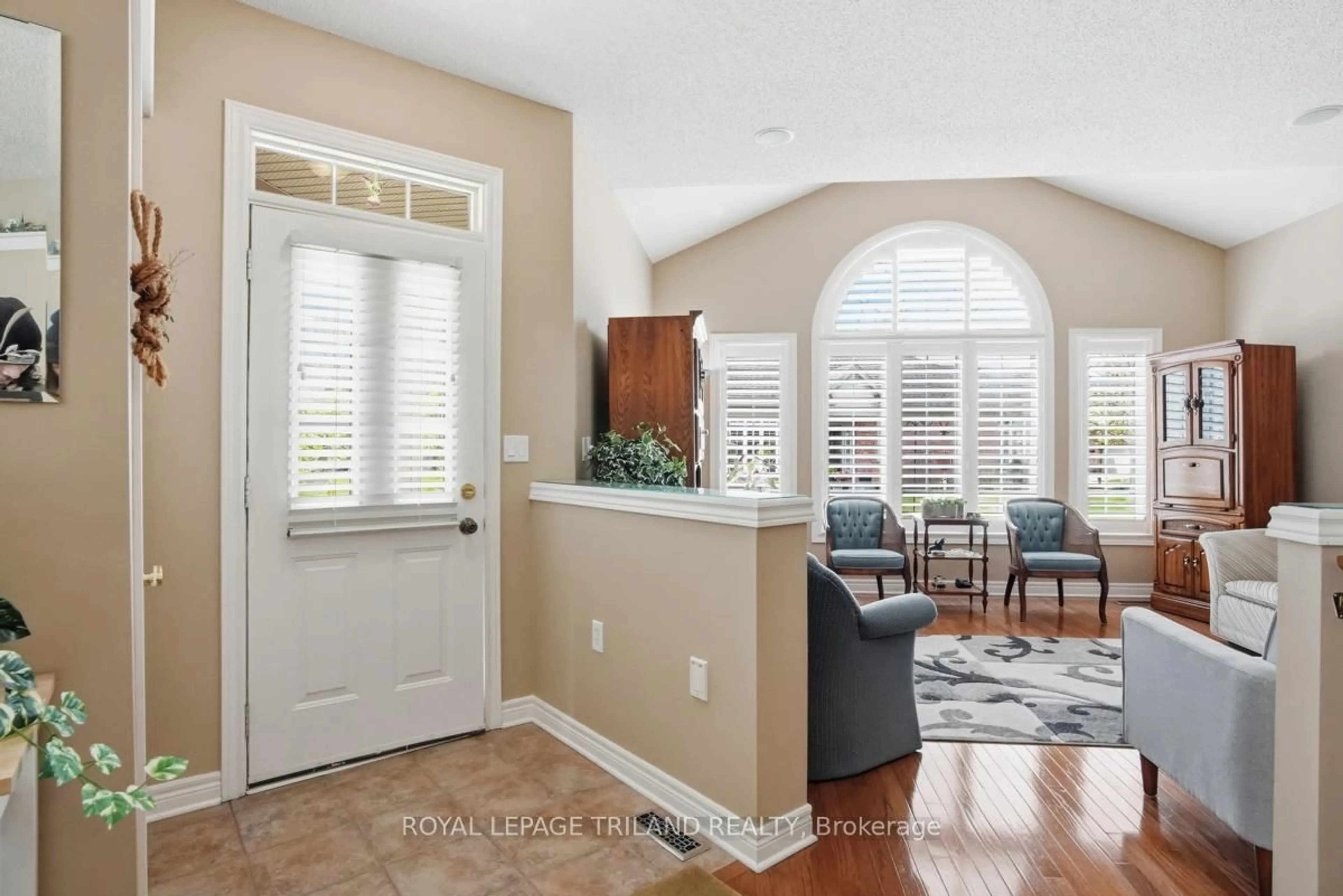 Indoor entryway for 2025 Meadowgate Blvd #142, London South Ontario N6M 1K9