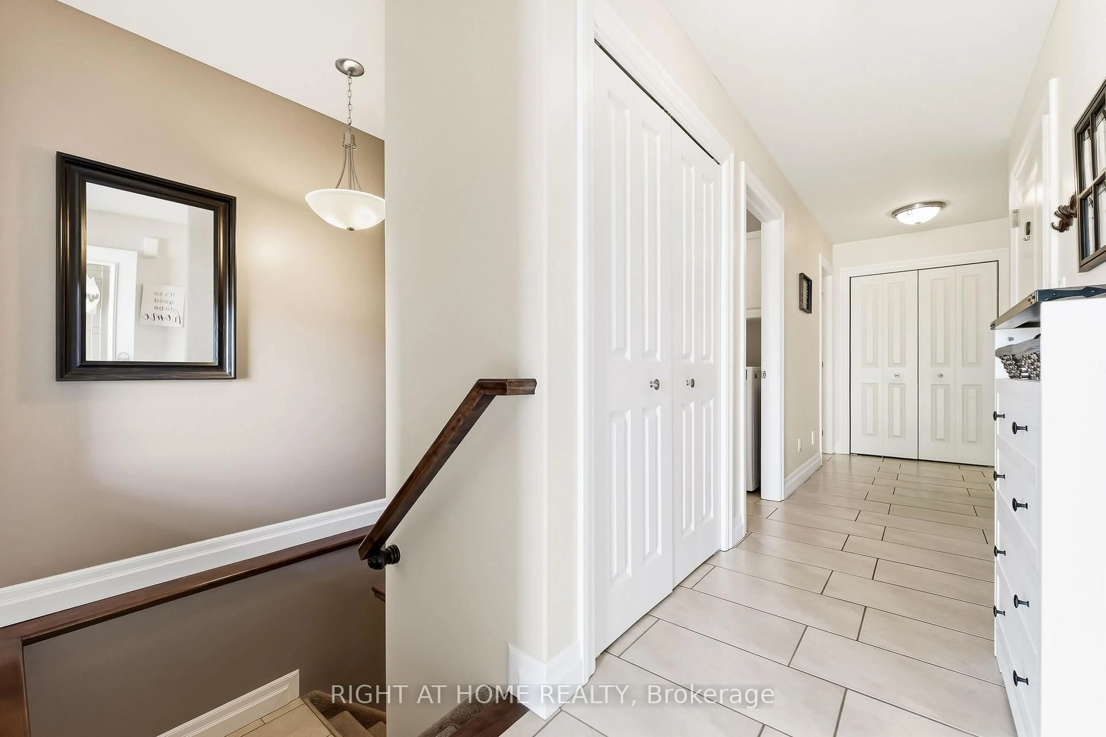 Indoor entryway for 61 Aspen Dr, Quinte West Ontario K8V 0E2
