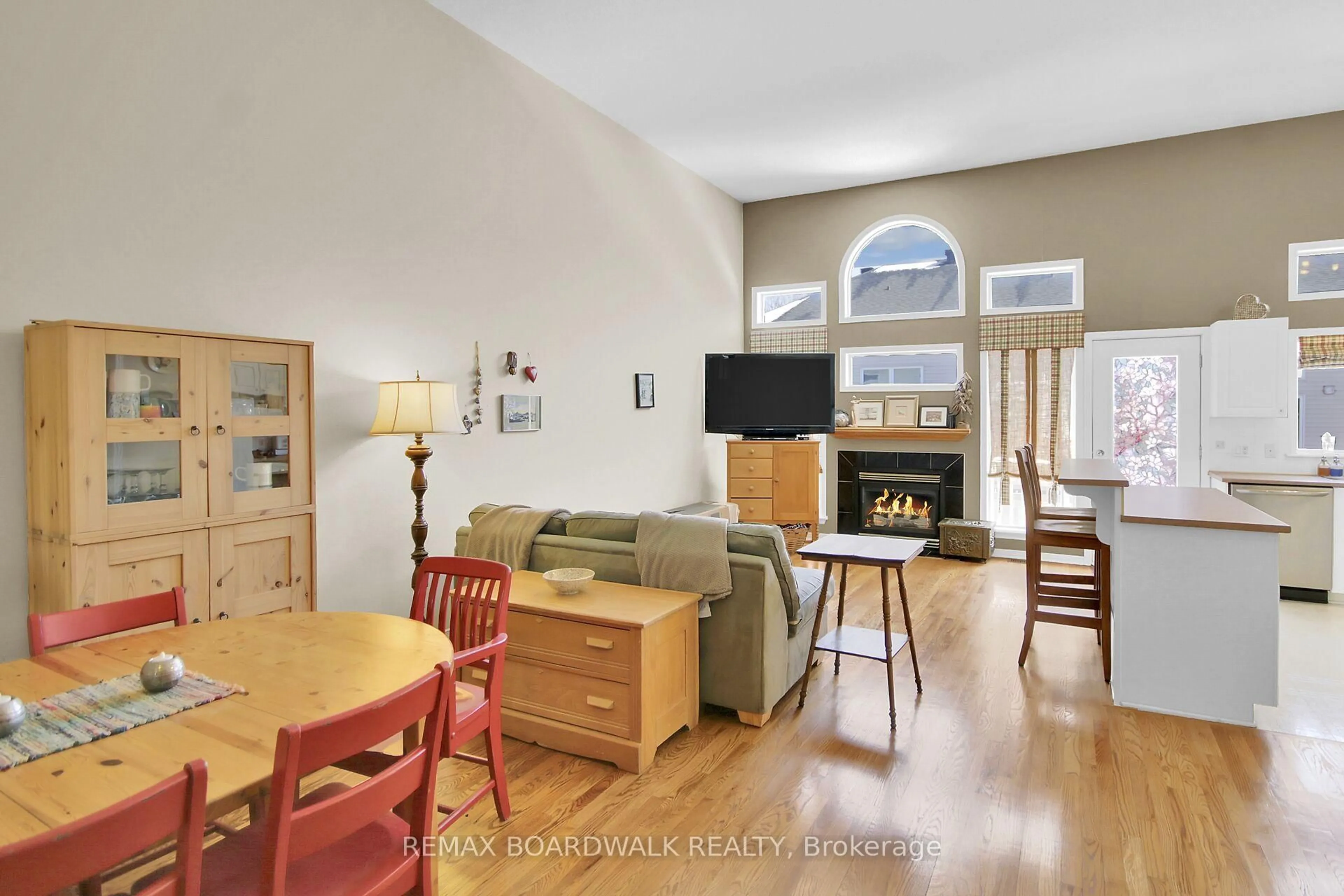 Living room with furniture, wood/laminate floor for 5 Maple Park Private, Ottawa Ontario K1T 4A6