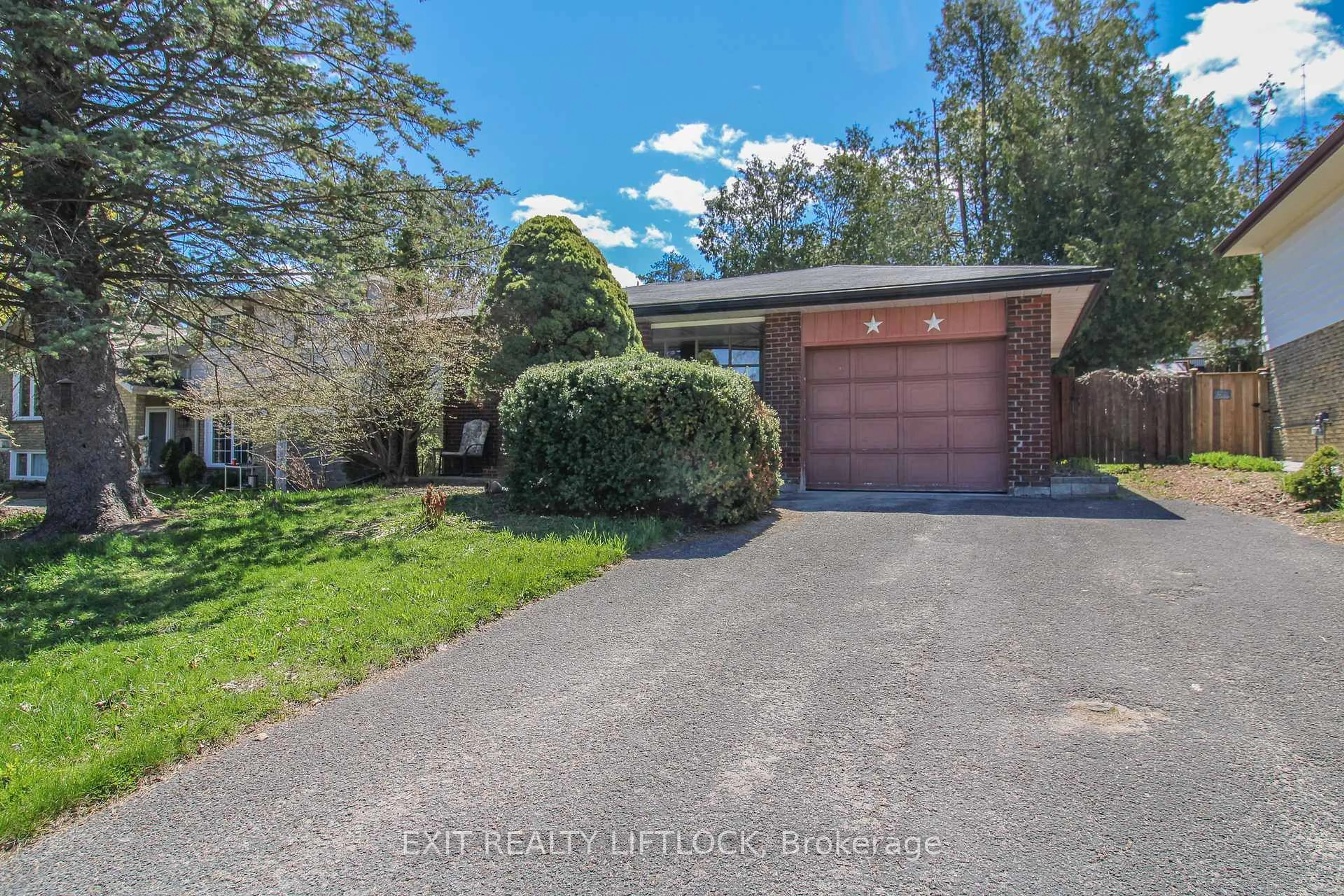 A pic from outside/outdoor area/front of a property/back of a property/a pic from drone, street for 1139 Danita Blvd, Peterborough Ontario K9J 7J9