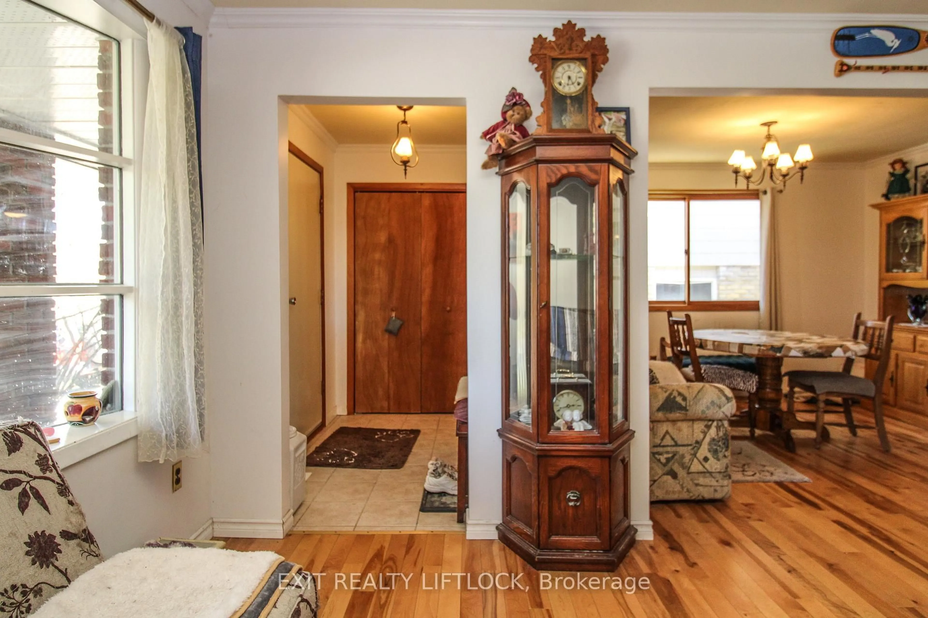 Indoor entryway for 1139 Danita Blvd, Peterborough Ontario K9J 7J9
