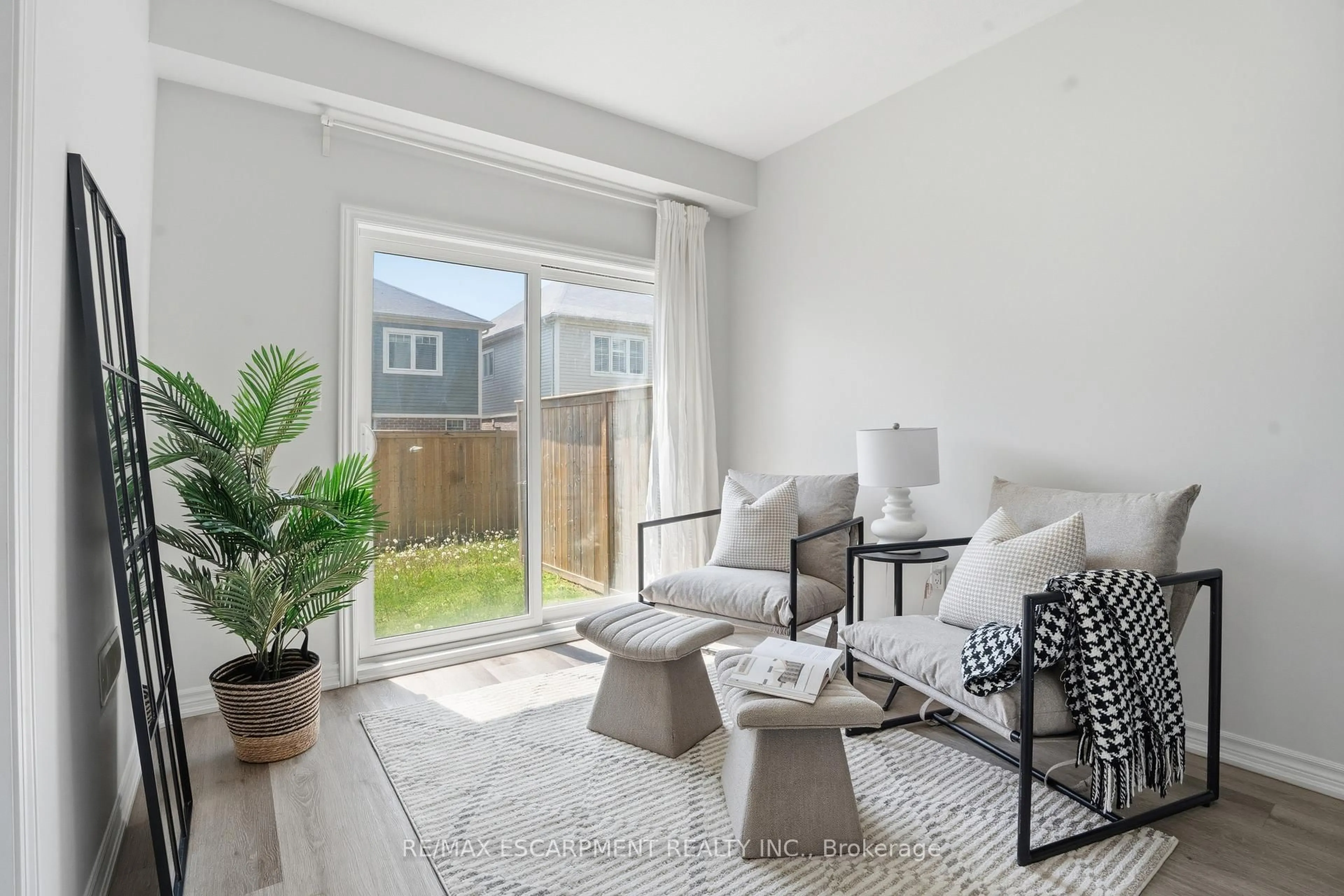 Living room with furniture, unknown for 124 Compass Tr #Unit 5, Cambridge Ontario N3E 0E3